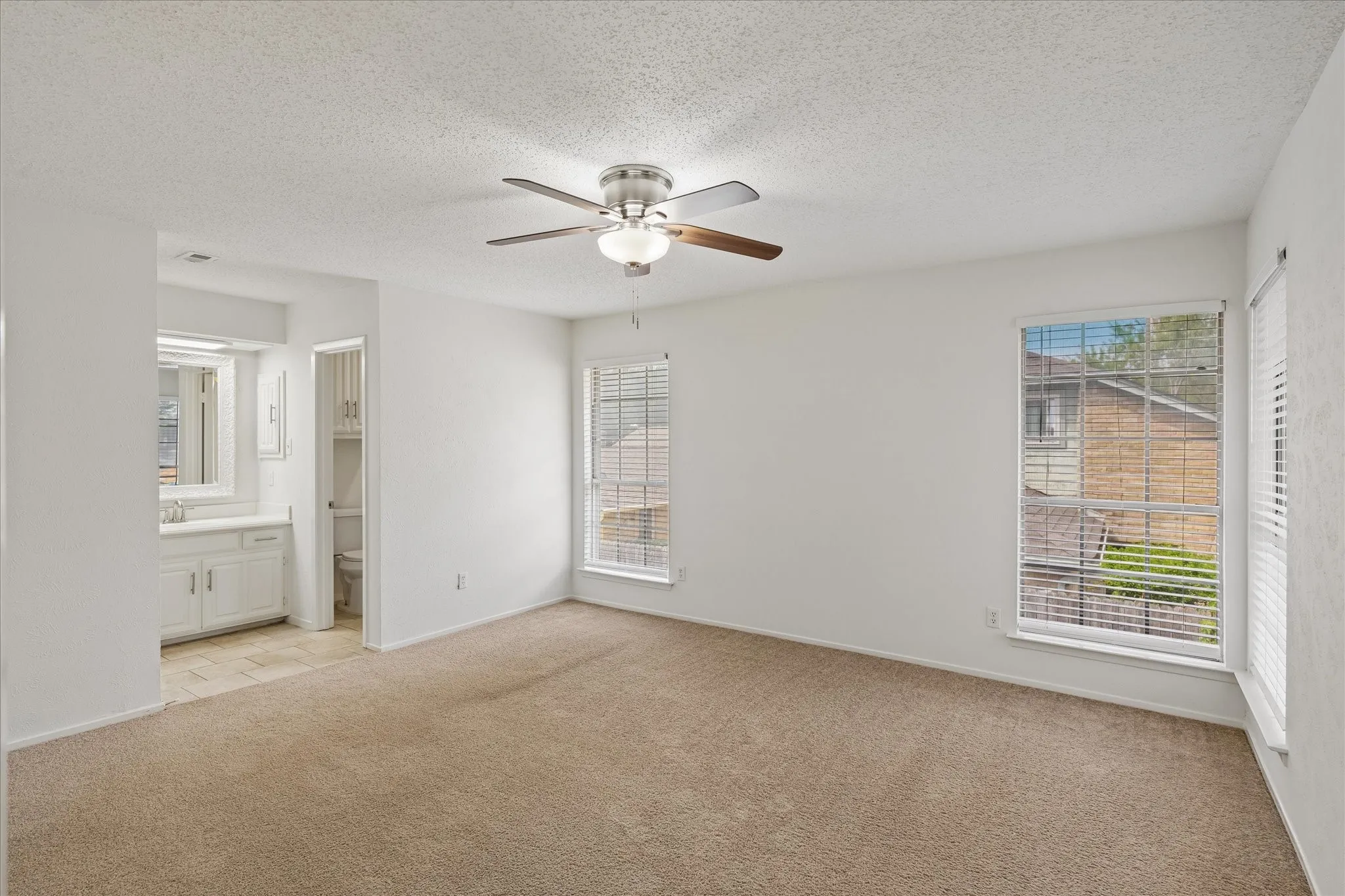 Single Family Residence For Sale in Tarrant County , 1608 Northridge Drive, Arlington, Texas 76012, 3 Bedroom, 3 Bathroom, 2 Garage spaces, 2,439 Sqft, built in 1976, mls#21393236, Real Estate Agent in Arlington, Homes For Sale in Tarrant county, Homes For Sale in Arlington, Realtor in Arlington Texas, Real Estate Brokerage Independent Realty Texas, Luminita Cordes Realtor