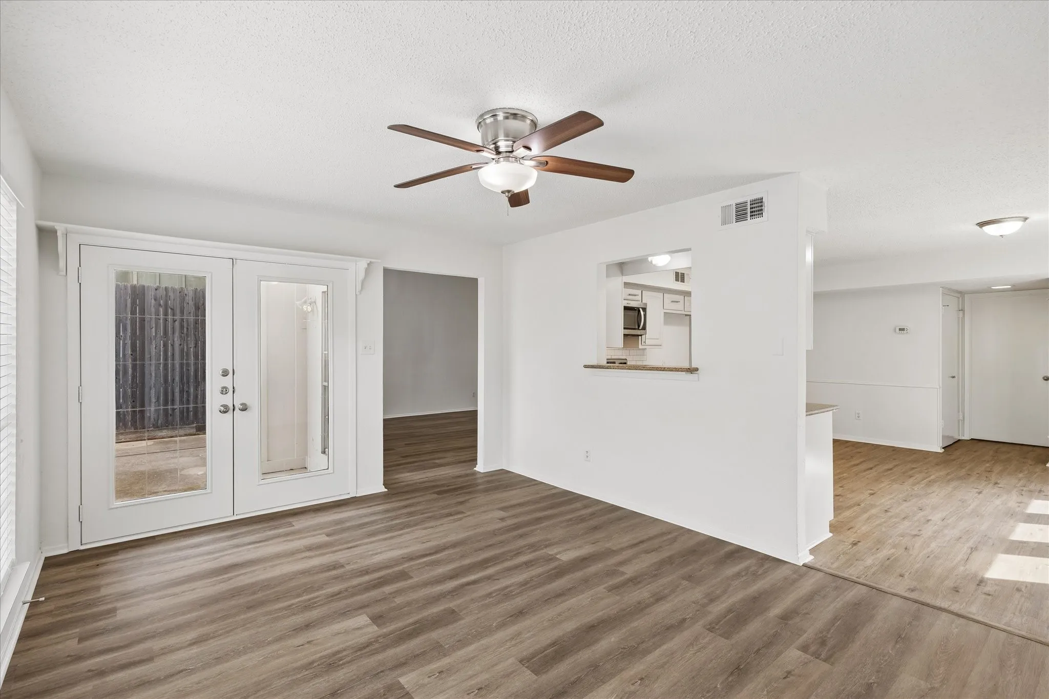 Single Family Residence For Sale in Tarrant County , 1608 Northridge Drive, Arlington, Texas 76012, 3 Bedroom, 3 Bathroom, 2 Garage spaces, 2,439 Sqft, built in 1976, mls#21393236, Real Estate Agent in Arlington, Homes For Sale in Tarrant county, Homes For Sale in Arlington, Realtor in Arlington Texas, Real Estate Brokerage Independent Realty Texas, Luminita Cordes Realtor