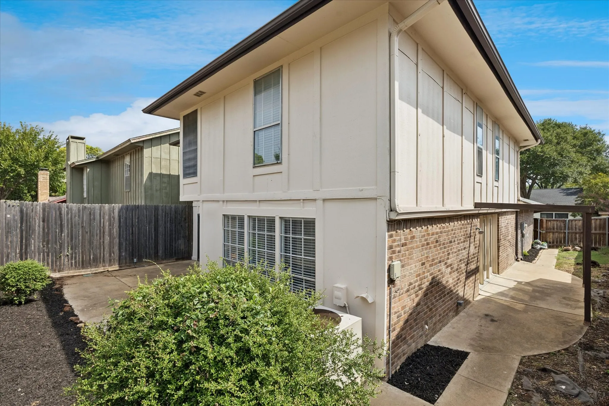 Single Family Residence For Sale in Tarrant County , 1608 Northridge Drive, Arlington, Texas 76012, 3 Bedroom, 3 Bathroom, 2 Garage spaces, 2,439 Sqft, built in 1976, mls#21393236, Real Estate Agent in Arlington, Homes For Sale in Tarrant county, Homes For Sale in Arlington, Realtor in Arlington Texas, Real Estate Brokerage Independent Realty Texas, Luminita Cordes Realtor