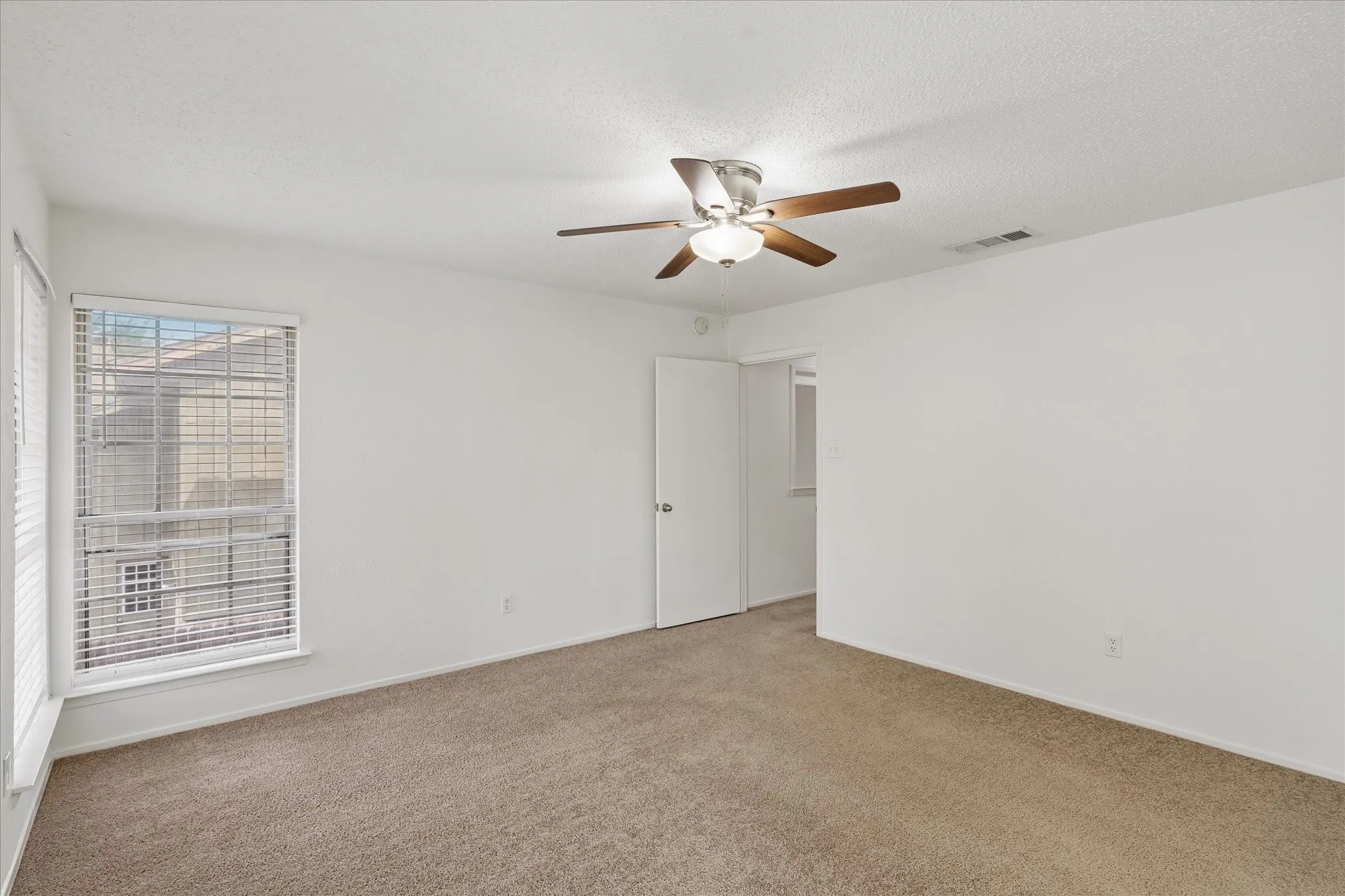 Single Family Residence For Sale in Tarrant County , 1608 Northridge Drive, Arlington, Texas 76012, 3 Bedroom, 3 Bathroom, 2 Garage spaces, 2,439 Sqft, built in 1976, mls#21393236, Real Estate Agent in Arlington, Homes For Sale in Tarrant county, Homes For Sale in Arlington, Realtor in Arlington Texas, Real Estate Brokerage Independent Realty Texas, Luminita Cordes Realtor