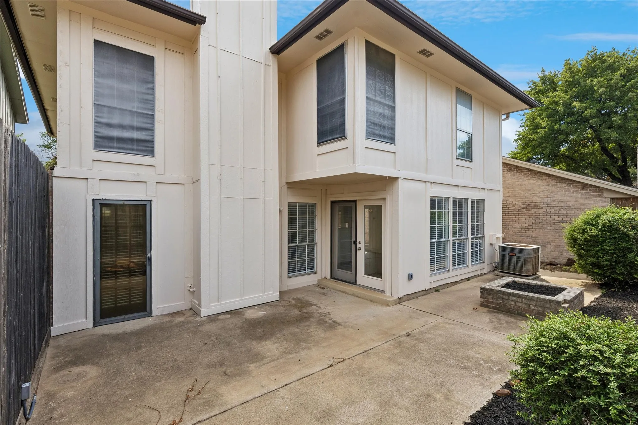 Single Family Residence For Sale in Tarrant County , 1608 Northridge Drive, Arlington, Texas 76012, 3 Bedroom, 3 Bathroom, 2 Garage spaces, 2,439 Sqft, built in 1976, mls#21393236, Real Estate Agent in Arlington, Homes For Sale in Tarrant county, Homes For Sale in Arlington, Realtor in Arlington Texas, Real Estate Brokerage Independent Realty Texas, Luminita Cordes Realtor