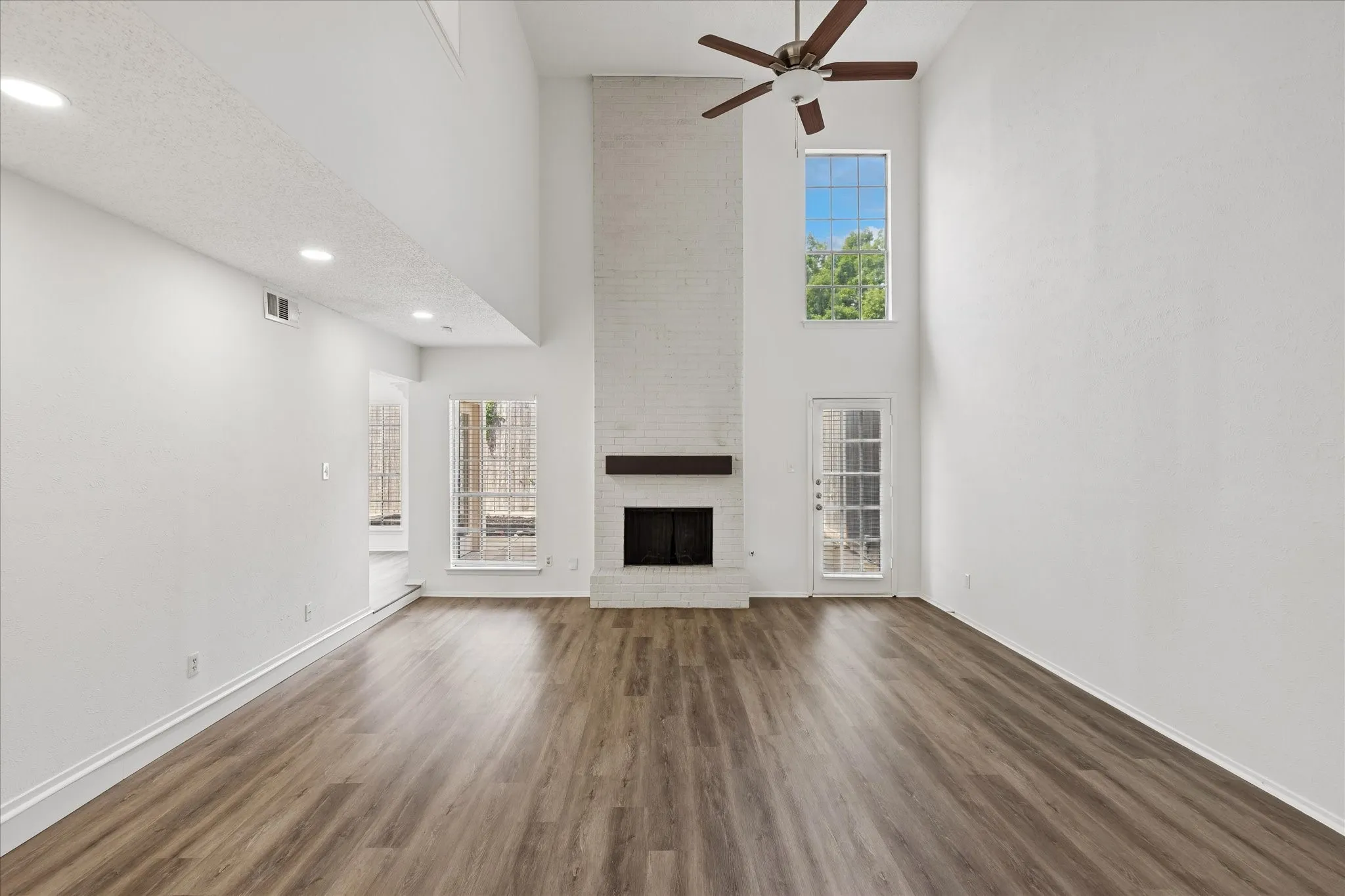 Single Family Residence For Sale in Tarrant County , 1608 Northridge Drive, Arlington, Texas 76012, 3 Bedroom, 3 Bathroom, 2 Garage spaces, 2,439 Sqft, built in 1976, mls#21393236, Real Estate Agent in Arlington, Homes For Sale in Tarrant county, Homes For Sale in Arlington, Realtor in Arlington Texas, Real Estate Brokerage Independent Realty Texas, Luminita Cordes Realtor