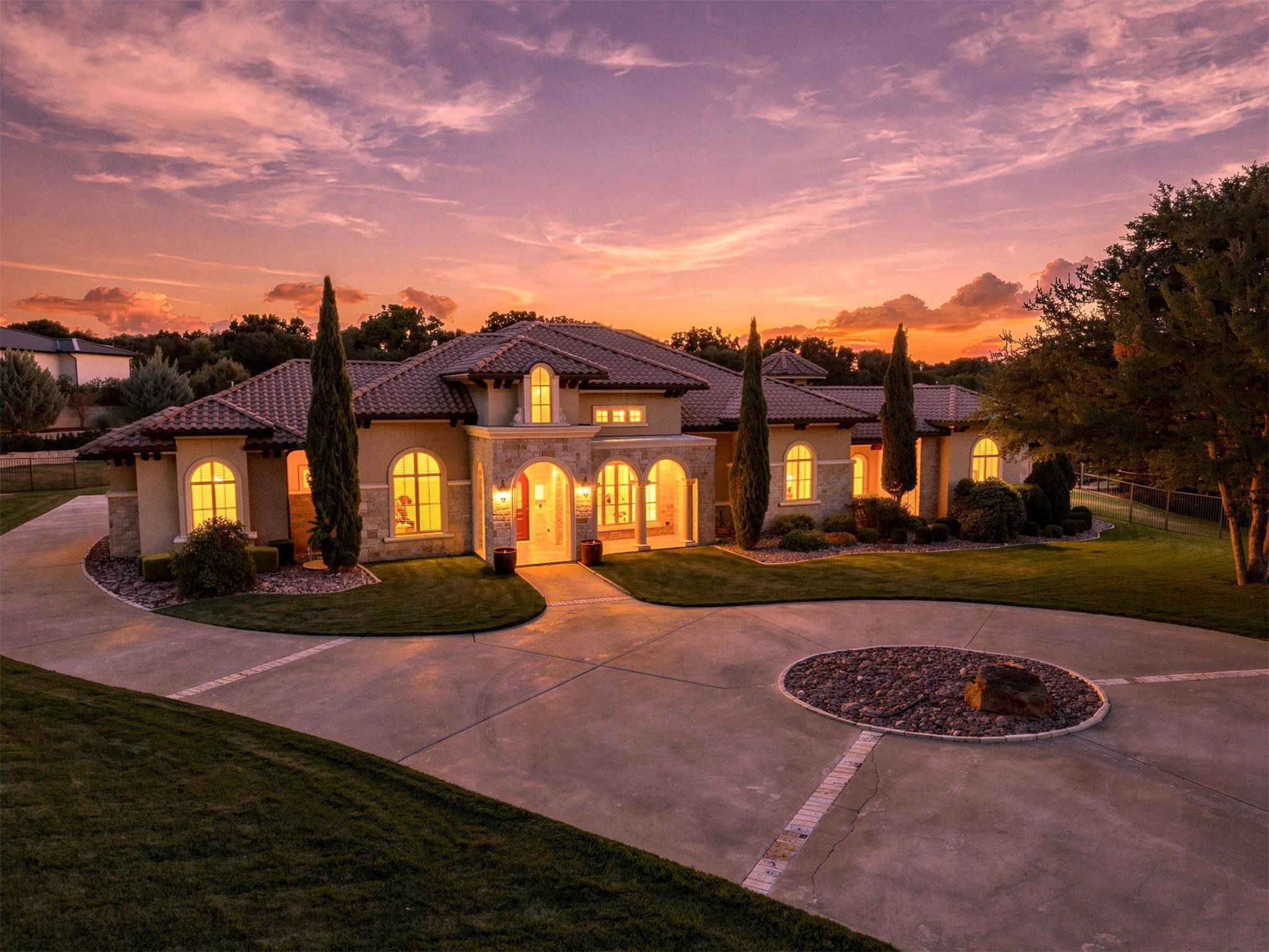 Single Family Residence For Sale in Tarrant County , 4908 Arbol Court, Benbrook, Texas 76126, 4 Bedroom, 7 Bathroom, 2 Garage spaces, 6,314 Sqft, built in 2013, mls#21380798, Real Estate Agent in Benbrook, Homes For Sale in Tarrant county, Homes For Sale in Benbrook, Realtor in Benbrook Texas, Real Estate Brokerage Independent Realty Texas, Luminita Cordes Realtor