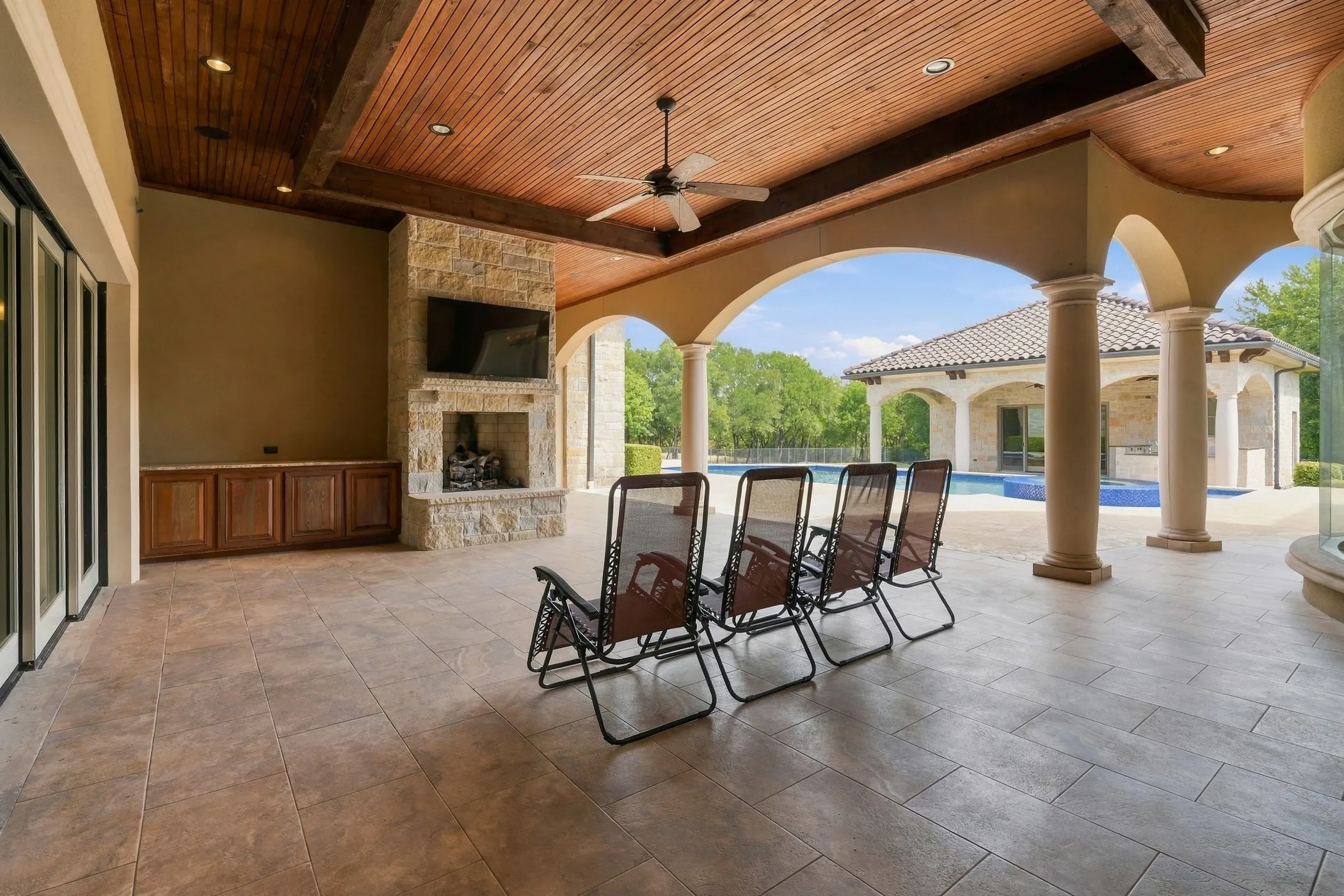 Single Family Residence For Sale in Tarrant County , 4908 Arbol Court, Benbrook, Texas 76126, 4 Bedroom, 7 Bathroom, 2 Garage spaces, 6,314 Sqft, built in 2013, mls#21380798, Real Estate Agent in Benbrook, Homes For Sale in Tarrant county, Homes For Sale in Benbrook, Realtor in Benbrook Texas, Real Estate Brokerage Independent Realty Texas, Luminita Cordes Realtor