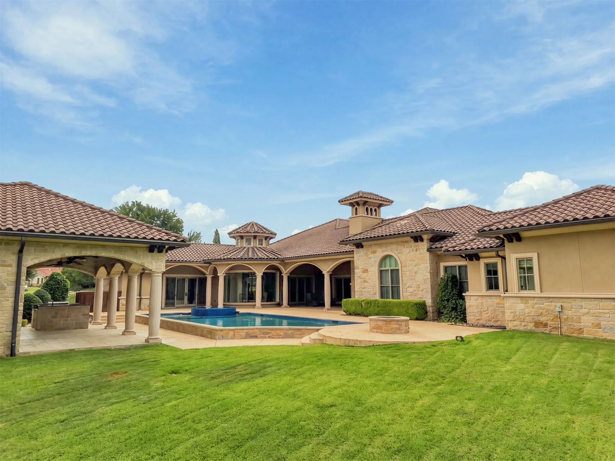 Single Family Residence For Sale in Tarrant County , 4908 Arbol Court, Benbrook, Texas 76126, 4 Bedroom, 7 Bathroom, 2 Garage spaces, 6,314 Sqft, built in 2013, mls#21380798, Real Estate Agent in Benbrook, Homes For Sale in Tarrant county, Homes For Sale in Benbrook, Realtor in Benbrook Texas, Real Estate Brokerage Independent Realty Texas, Luminita Cordes Realtor