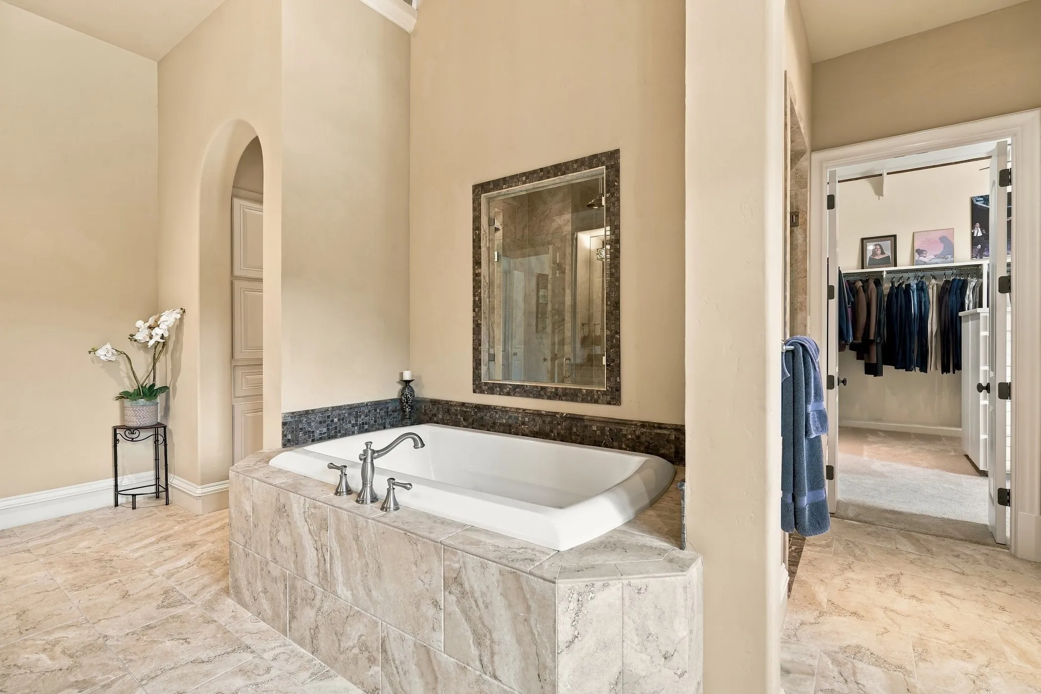Single Family Residence For Sale in Tarrant County , 4908 Arbol Court, Benbrook, Texas 76126, 4 Bedroom, 7 Bathroom, 2 Garage spaces, 6,314 Sqft, built in 2013, mls#21380798, Real Estate Agent in Benbrook, Homes For Sale in Tarrant county, Homes For Sale in Benbrook, Realtor in Benbrook Texas, Real Estate Brokerage Independent Realty Texas, Luminita Cordes Realtor