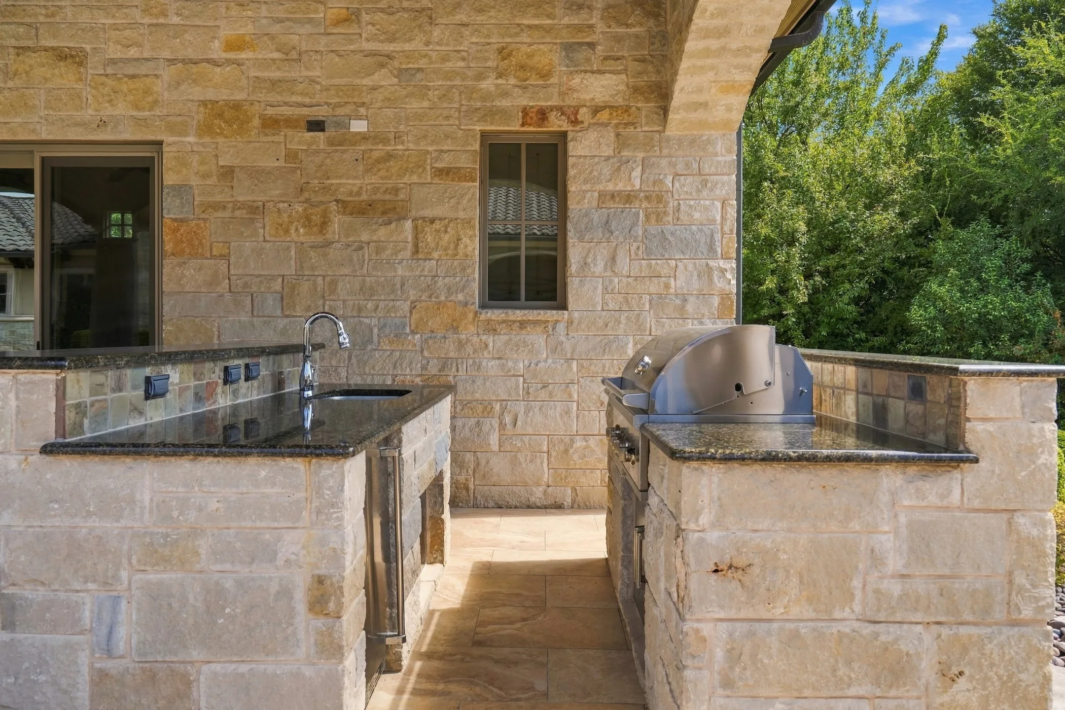 Single Family Residence For Sale in Tarrant County , 4908 Arbol Court, Benbrook, Texas 76126, 4 Bedroom, 7 Bathroom, 2 Garage spaces, 6,314 Sqft, built in 2013, mls#21380798, Real Estate Agent in Benbrook, Homes For Sale in Tarrant county, Homes For Sale in Benbrook, Realtor in Benbrook Texas, Real Estate Brokerage Independent Realty Texas, Luminita Cordes Realtor