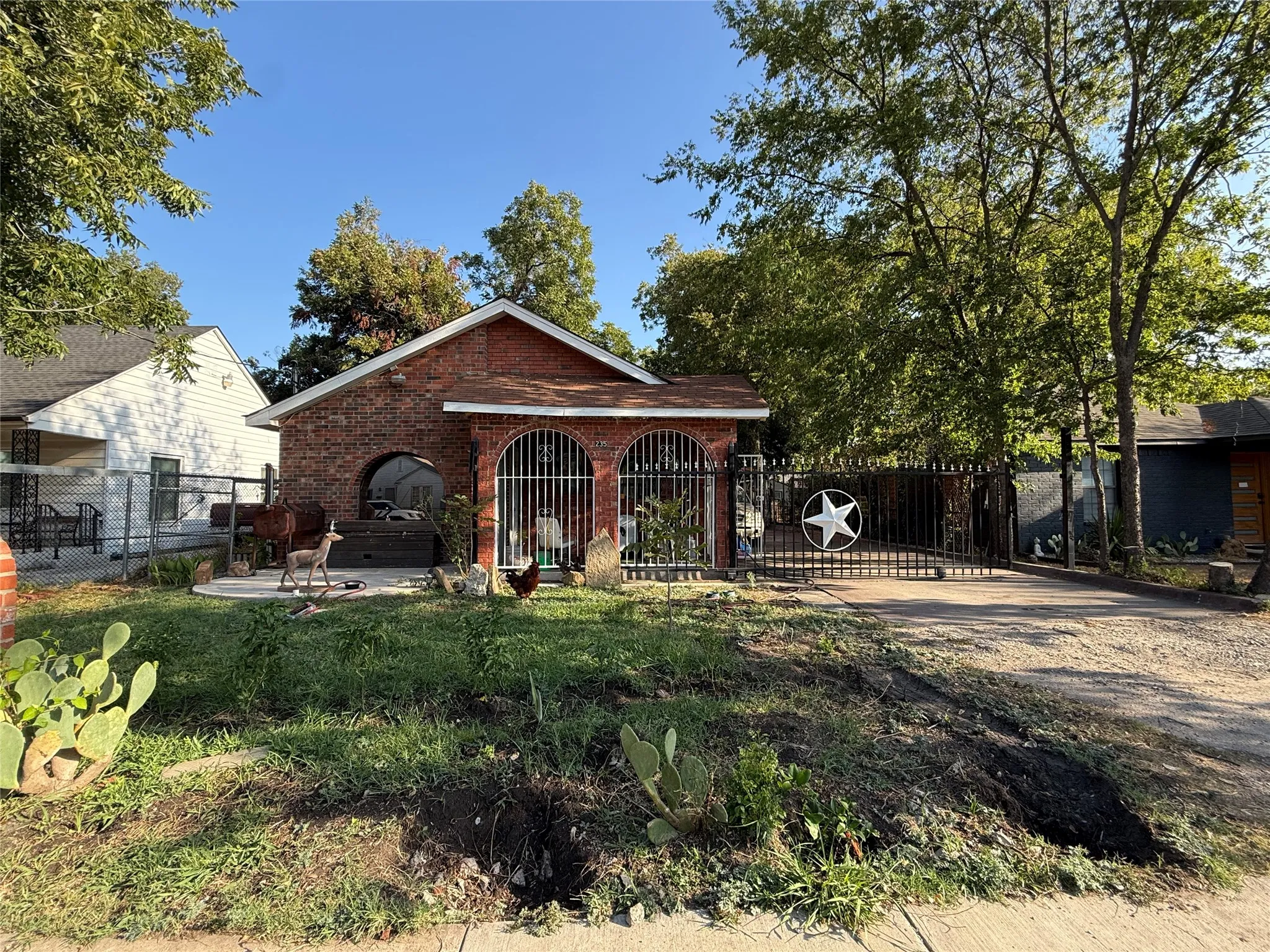 Single Family Residence For Sale in Dallas County , 235 W Suffolk Avenue, Dallas, Texas 75208, 3 Bedroom, 1 Bathroom, Garage spaces, 1,616 Sqft, built in 1930, mls#21394367, Real Estate Agent in Dallas, Homes For Sale in Dallas county, Homes For Sale in Dallas, Realtor in Dallas Texas, Real Estate Brokerage Independent Realty Texas, Luminita Cordes Realtor