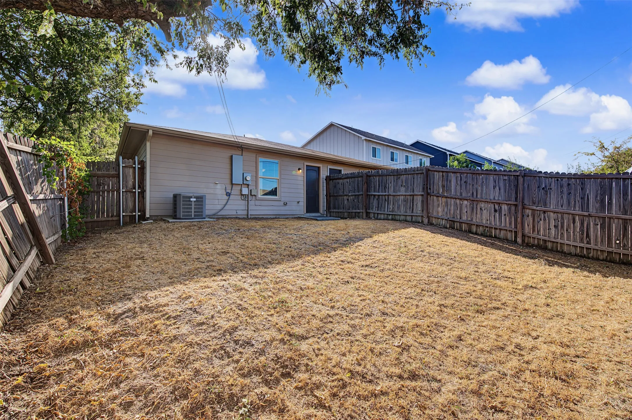 Duplex For Rent in Tarrant County , 3216 Cherry Lane, Fort Worth, Texas 76116, 3 Bedroom, 2 Bathroom, 1 Garage spaces, 2,188 Sqft, built in 2017, mls#21393988, Real Estate Agent in Fort Worth, Homes For Rent in Tarrant county, Homes For Rent in Fort Worth, Realtor in Fort Worth Texas, Real Estate Brokerage Independent Realty Texas, Luminita Cordes Realtor
