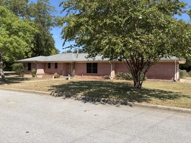 Single Family Residence For Sale in Wood County , 301 Hart Street, Quitman, Texas 75783, 3 Bedroom, 2 Bathroom, 2 Garage spaces, 1,847 Sqft, built in 1985, mls#21394387, Real Estate Agent in Quitman, Homes For Sale in Wood county, Homes For Sale in Quitman, Realtor in Quitman Texas, Real Estate Brokerage Independent Realty Texas, Luminita Cordes Realtor