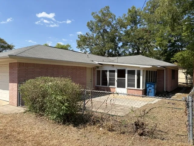 Single Family Residence For Sale in Wood County , 301 Hart Street, Quitman, Texas 75783, 3 Bedroom, 2 Bathroom, 2 Garage spaces, 1,847 Sqft, built in 1985, mls#21394387, Real Estate Agent in Quitman, Homes For Sale in Wood county, Homes For Sale in Quitman, Realtor in Quitman Texas, Real Estate Brokerage Independent Realty Texas, Luminita Cordes Realtor