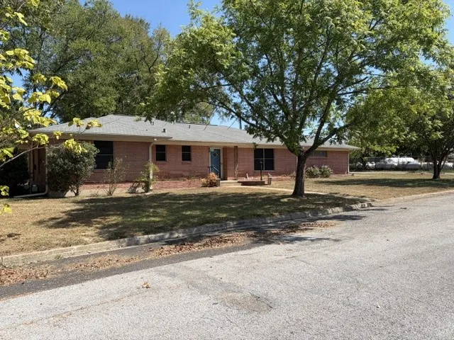 Single Family Residence For Sale in Wood County , 301 Hart Street, Quitman, Texas 75783, 3 Bedroom, 2 Bathroom, 2 Garage spaces, 1,847 Sqft, built in 1985, mls#21394387, Real Estate Agent in Quitman, Homes For Sale in Wood county, Homes For Sale in Quitman, Realtor in Quitman Texas, Real Estate Brokerage Independent Realty Texas, Luminita Cordes Realtor