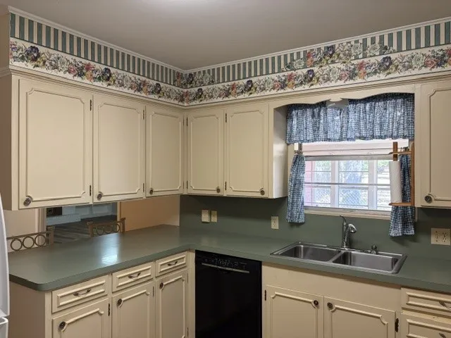 Single Family Residence For Sale in Wood County , 301 Hart Street, Quitman, Texas 75783, 3 Bedroom, 2 Bathroom, 2 Garage spaces, 1,847 Sqft, built in 1985, mls#21394387, Real Estate Agent in Quitman, Homes For Sale in Wood county, Homes For Sale in Quitman, Realtor in Quitman Texas, Real Estate Brokerage Independent Realty Texas, Luminita Cordes Realtor