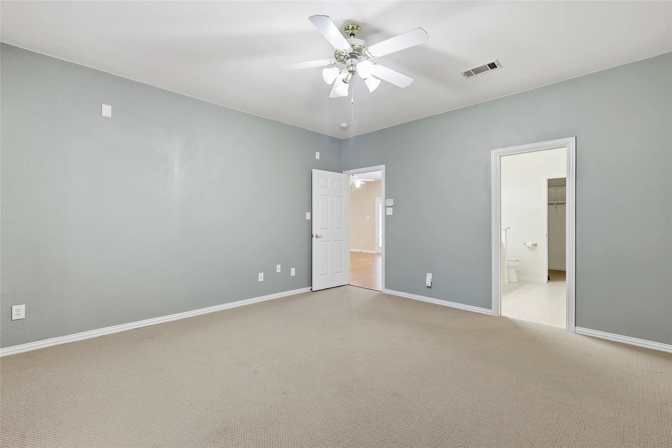 Single Family Residence For Sale in Denton County , 1021 Dartmouth Drive, Lewisville, Texas 75067, 5 Bedroom, 3 Bathroom, 2 Garage spaces, 3,358 Sqft, built in 1998, mls#21391078, Real Estate Agent in Lewisville, Homes For Sale in Denton county, Homes For Sale in Lewisville, Realtor in Lewisville Texas, Real Estate Brokerage Independent Realty Texas, Luminita Cordes Realtor