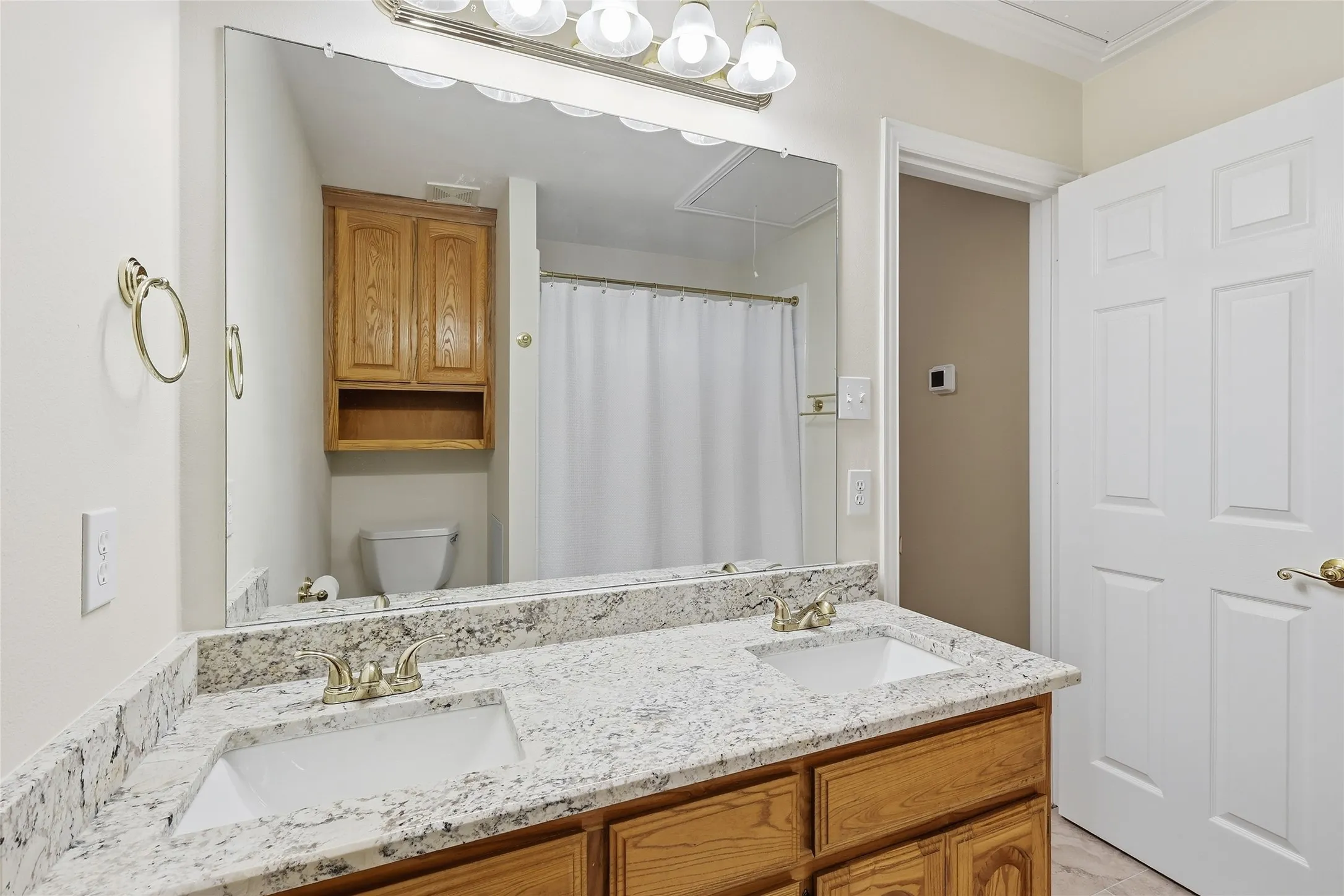 Single Family Residence For Sale in Denton County , 1021 Dartmouth Drive, Lewisville, Texas 75067, 5 Bedroom, 3 Bathroom, 2 Garage spaces, 3,358 Sqft, built in 1998, mls#21391078, Real Estate Agent in Lewisville, Homes For Sale in Denton county, Homes For Sale in Lewisville, Realtor in Lewisville Texas, Real Estate Brokerage Independent Realty Texas, Luminita Cordes Realtor