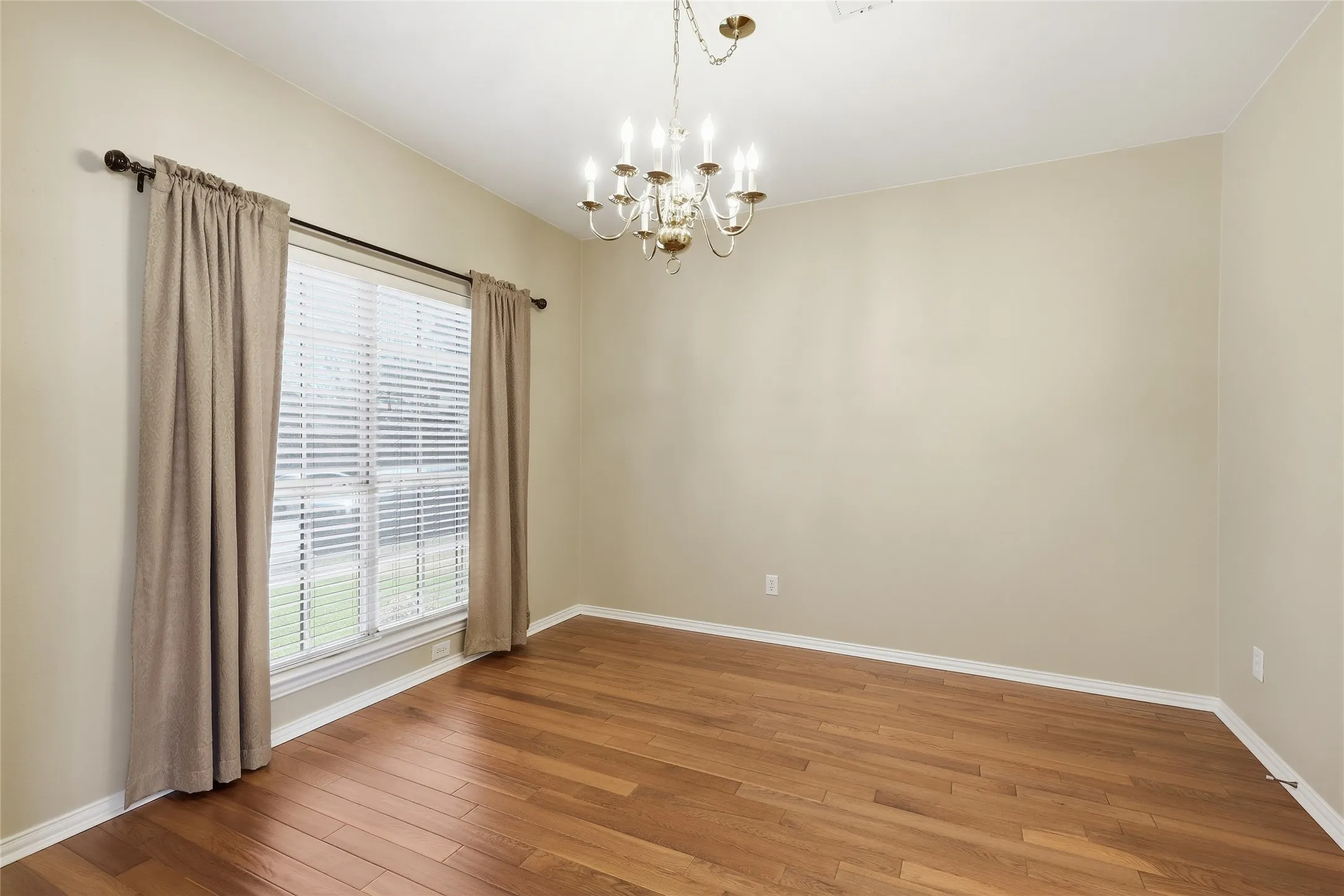 Single Family Residence For Sale in Denton County , 1021 Dartmouth Drive, Lewisville, Texas 75067, 5 Bedroom, 3 Bathroom, 2 Garage spaces, 3,358 Sqft, built in 1998, mls#21391078, Real Estate Agent in Lewisville, Homes For Sale in Denton county, Homes For Sale in Lewisville, Realtor in Lewisville Texas, Real Estate Brokerage Independent Realty Texas, Luminita Cordes Realtor