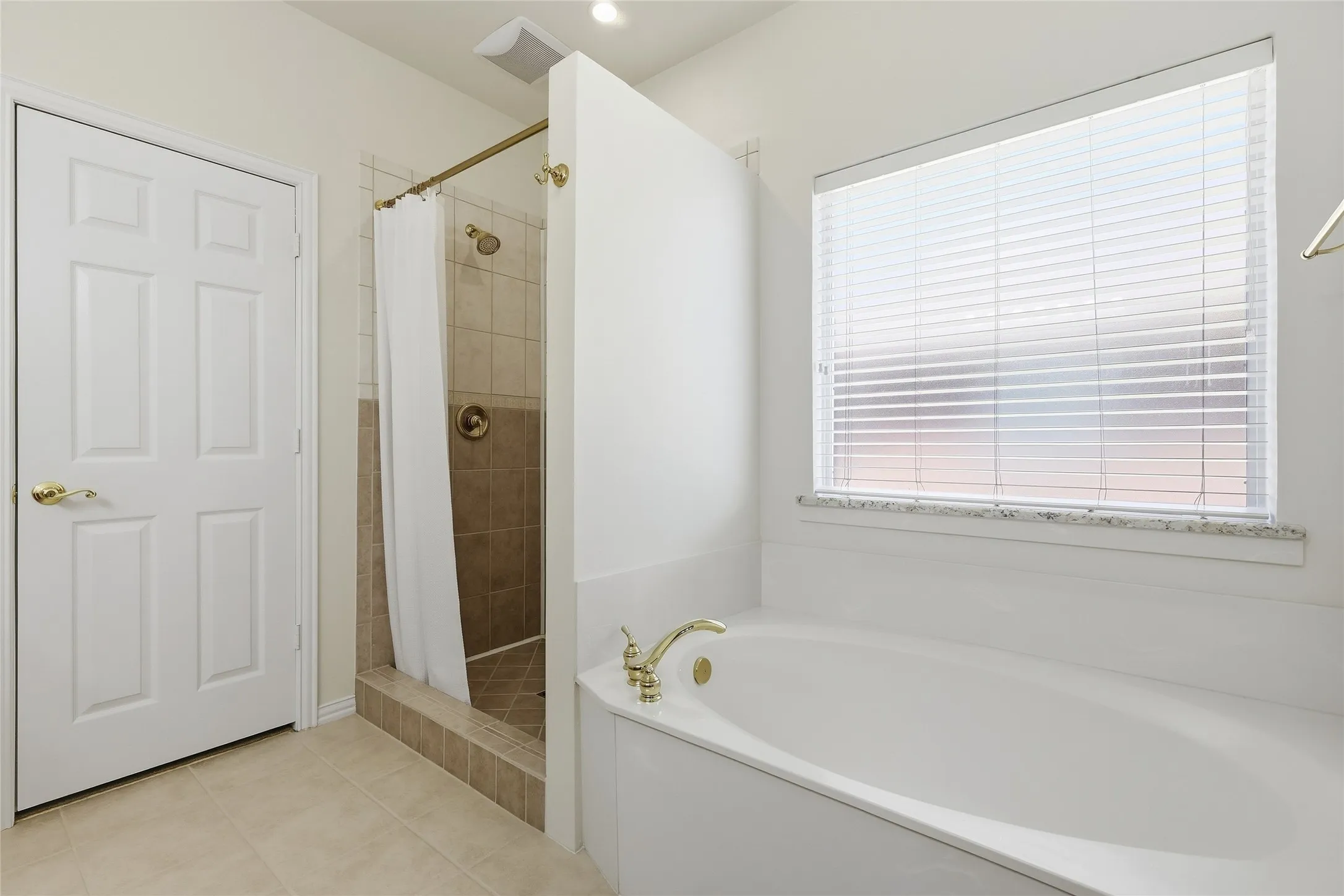 Single Family Residence For Sale in Denton County , 1021 Dartmouth Drive, Lewisville, Texas 75067, 5 Bedroom, 3 Bathroom, 2 Garage spaces, 3,358 Sqft, built in 1998, mls#21391078, Real Estate Agent in Lewisville, Homes For Sale in Denton county, Homes For Sale in Lewisville, Realtor in Lewisville Texas, Real Estate Brokerage Independent Realty Texas, Luminita Cordes Realtor