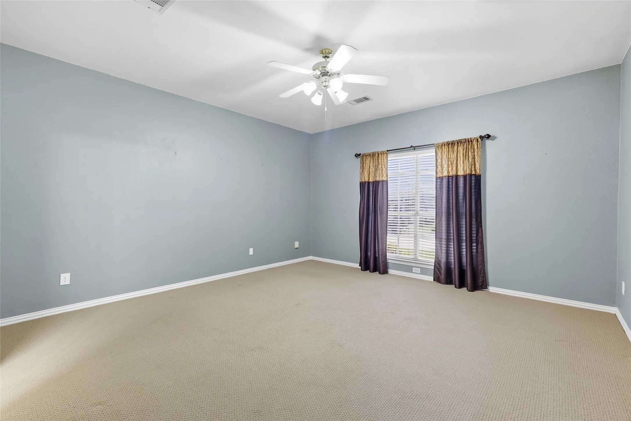 Single Family Residence For Sale in Denton County , 1021 Dartmouth Drive, Lewisville, Texas 75067, 5 Bedroom, 3 Bathroom, 2 Garage spaces, 3,358 Sqft, built in 1998, mls#21391078, Real Estate Agent in Lewisville, Homes For Sale in Denton county, Homes For Sale in Lewisville, Realtor in Lewisville Texas, Real Estate Brokerage Independent Realty Texas, Luminita Cordes Realtor