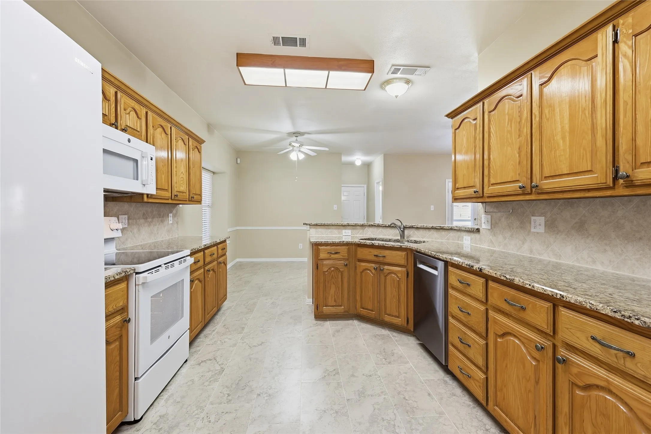 Single Family Residence For Sale in Denton County , 1021 Dartmouth Drive, Lewisville, Texas 75067, 5 Bedroom, 3 Bathroom, 2 Garage spaces, 3,358 Sqft, built in 1998, mls#21391078, Real Estate Agent in Lewisville, Homes For Sale in Denton county, Homes For Sale in Lewisville, Realtor in Lewisville Texas, Real Estate Brokerage Independent Realty Texas, Luminita Cordes Realtor