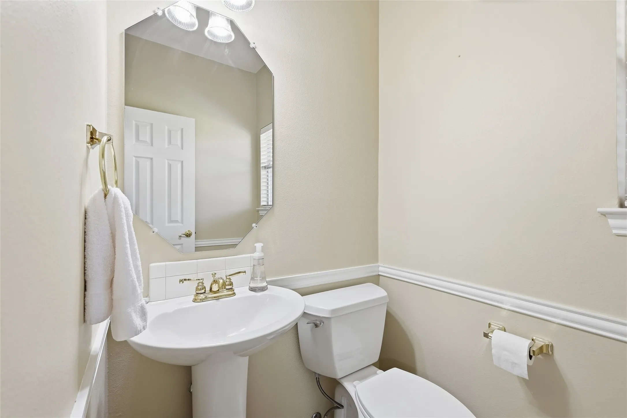 Single Family Residence For Sale in Denton County , 1021 Dartmouth Drive, Lewisville, Texas 75067, 5 Bedroom, 3 Bathroom, 2 Garage spaces, 3,358 Sqft, built in 1998, mls#21391078, Real Estate Agent in Lewisville, Homes For Sale in Denton county, Homes For Sale in Lewisville, Realtor in Lewisville Texas, Real Estate Brokerage Independent Realty Texas, Luminita Cordes Realtor