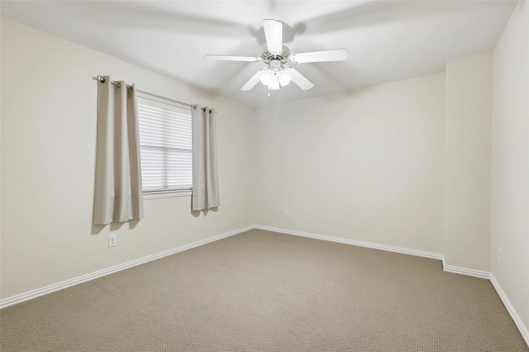 Single Family Residence For Sale in Denton County , 1021 Dartmouth Drive, Lewisville, Texas 75067, 5 Bedroom, 3 Bathroom, 2 Garage spaces, 3,358 Sqft, built in 1998, mls#21391078, Real Estate Agent in Lewisville, Homes For Sale in Denton county, Homes For Sale in Lewisville, Realtor in Lewisville Texas, Real Estate Brokerage Independent Realty Texas, Luminita Cordes Realtor