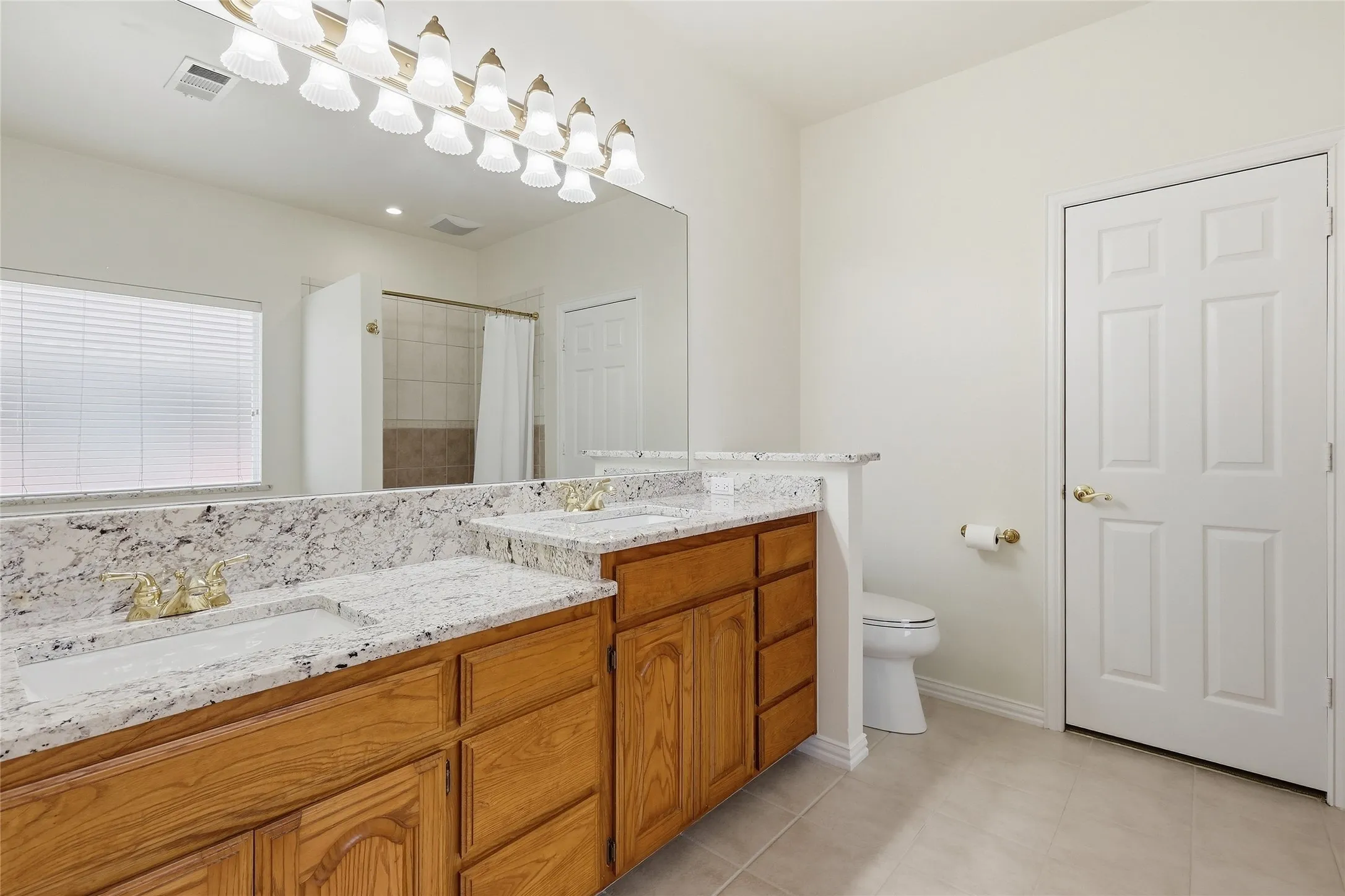 Single Family Residence For Sale in Denton County , 1021 Dartmouth Drive, Lewisville, Texas 75067, 5 Bedroom, 3 Bathroom, 2 Garage spaces, 3,358 Sqft, built in 1998, mls#21391078, Real Estate Agent in Lewisville, Homes For Sale in Denton county, Homes For Sale in Lewisville, Realtor in Lewisville Texas, Real Estate Brokerage Independent Realty Texas, Luminita Cordes Realtor