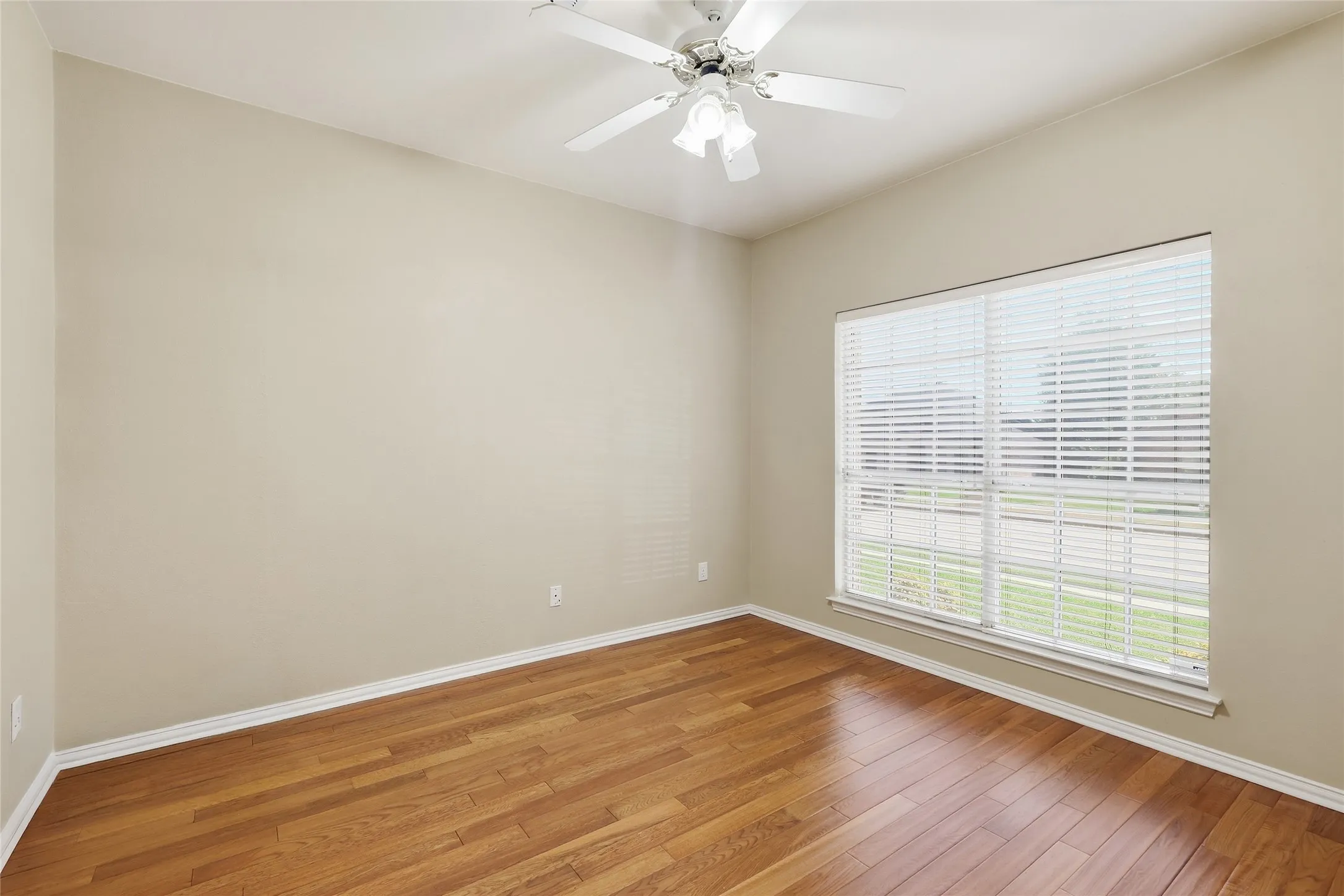 Single Family Residence For Sale in Denton County , 1021 Dartmouth Drive, Lewisville, Texas 75067, 5 Bedroom, 3 Bathroom, 2 Garage spaces, 3,358 Sqft, built in 1998, mls#21391078, Real Estate Agent in Lewisville, Homes For Sale in Denton county, Homes For Sale in Lewisville, Realtor in Lewisville Texas, Real Estate Brokerage Independent Realty Texas, Luminita Cordes Realtor