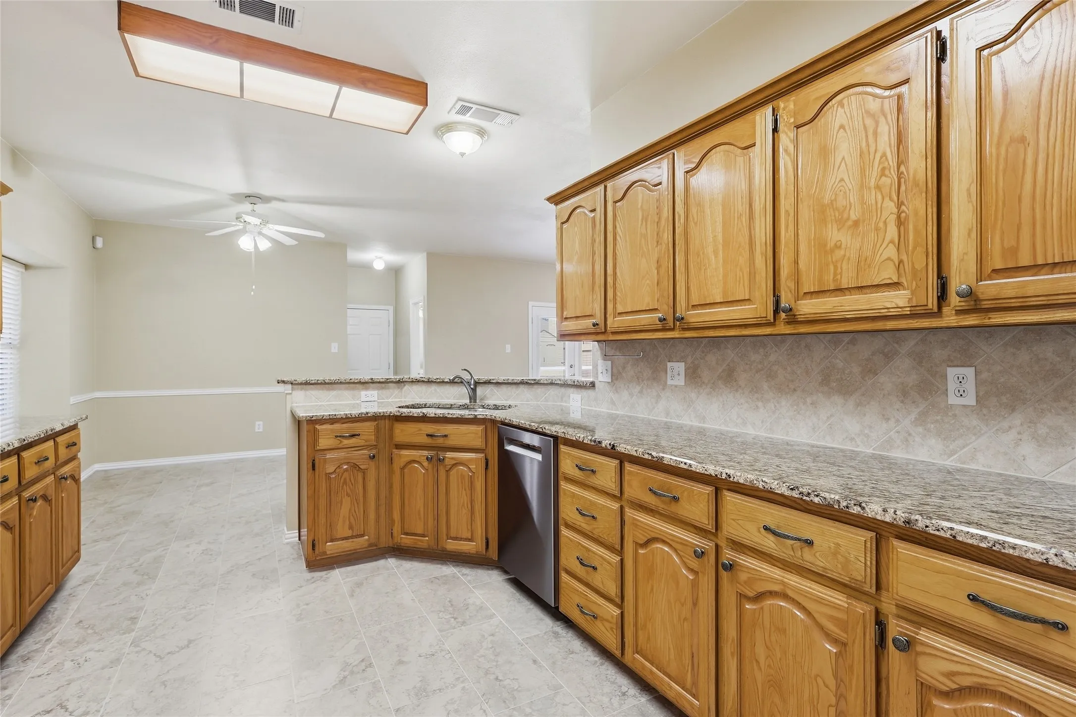 Single Family Residence For Sale in Denton County , 1021 Dartmouth Drive, Lewisville, Texas 75067, 5 Bedroom, 3 Bathroom, 2 Garage spaces, 3,358 Sqft, built in 1998, mls#21391078, Real Estate Agent in Lewisville, Homes For Sale in Denton county, Homes For Sale in Lewisville, Realtor in Lewisville Texas, Real Estate Brokerage Independent Realty Texas, Luminita Cordes Realtor