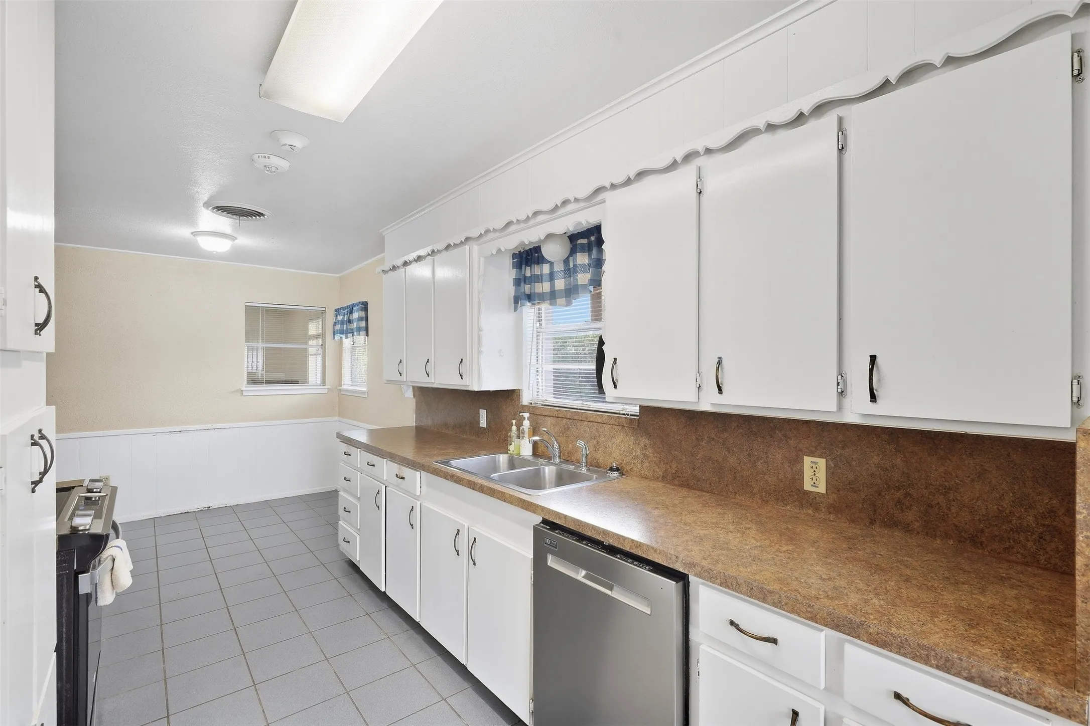 Single Family Residence For Sale in Tarrant County , 5682 Worrell Drive, Fort Worth, Texas 76133, 4 Bedroom, 2 Bathroom, Garage spaces, 1,773 Sqft, built in 1962, mls#21389485, Real Estate Agent in Fort Worth, Homes For Sale in Tarrant county, Homes For Sale in Fort Worth, Realtor in Fort Worth Texas, Real Estate Brokerage Independent Realty Texas, Luminita Cordes Realtor