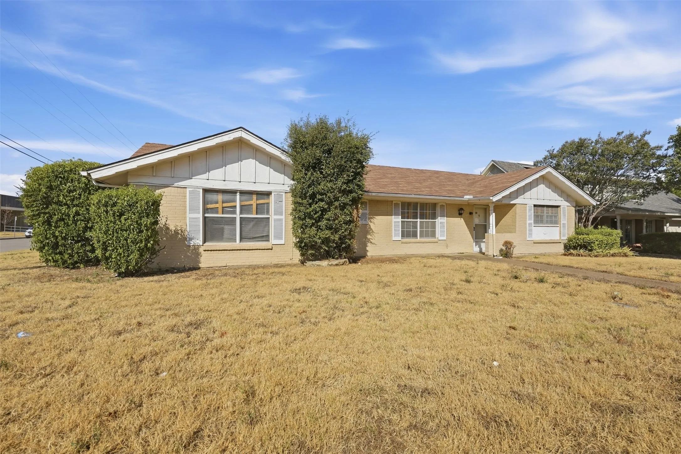 Single Family Residence For Sale in Tarrant County , 5682 Worrell Drive, Fort Worth, Texas 76133, 4 Bedroom, 2 Bathroom, Garage spaces, 1,773 Sqft, built in 1962, mls#21389485, Real Estate Agent in Fort Worth, Homes For Sale in Tarrant county, Homes For Sale in Fort Worth, Realtor in Fort Worth Texas, Real Estate Brokerage Independent Realty Texas, Luminita Cordes Realtor