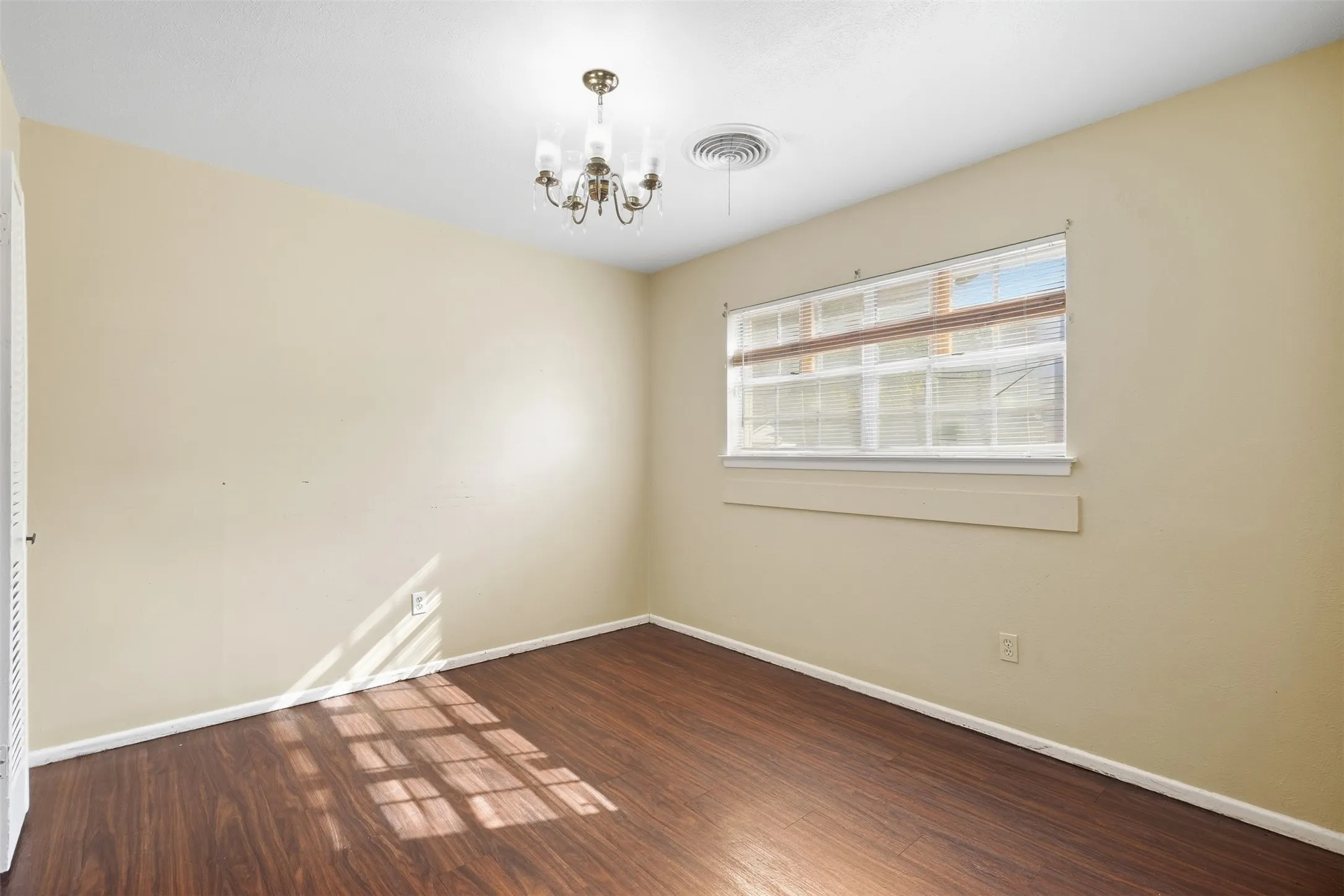 Single Family Residence For Sale in Tarrant County , 5682 Worrell Drive, Fort Worth, Texas 76133, 4 Bedroom, 2 Bathroom, Garage spaces, 1,773 Sqft, built in 1962, mls#21389485, Real Estate Agent in Fort Worth, Homes For Sale in Tarrant county, Homes For Sale in Fort Worth, Realtor in Fort Worth Texas, Real Estate Brokerage Independent Realty Texas, Luminita Cordes Realtor