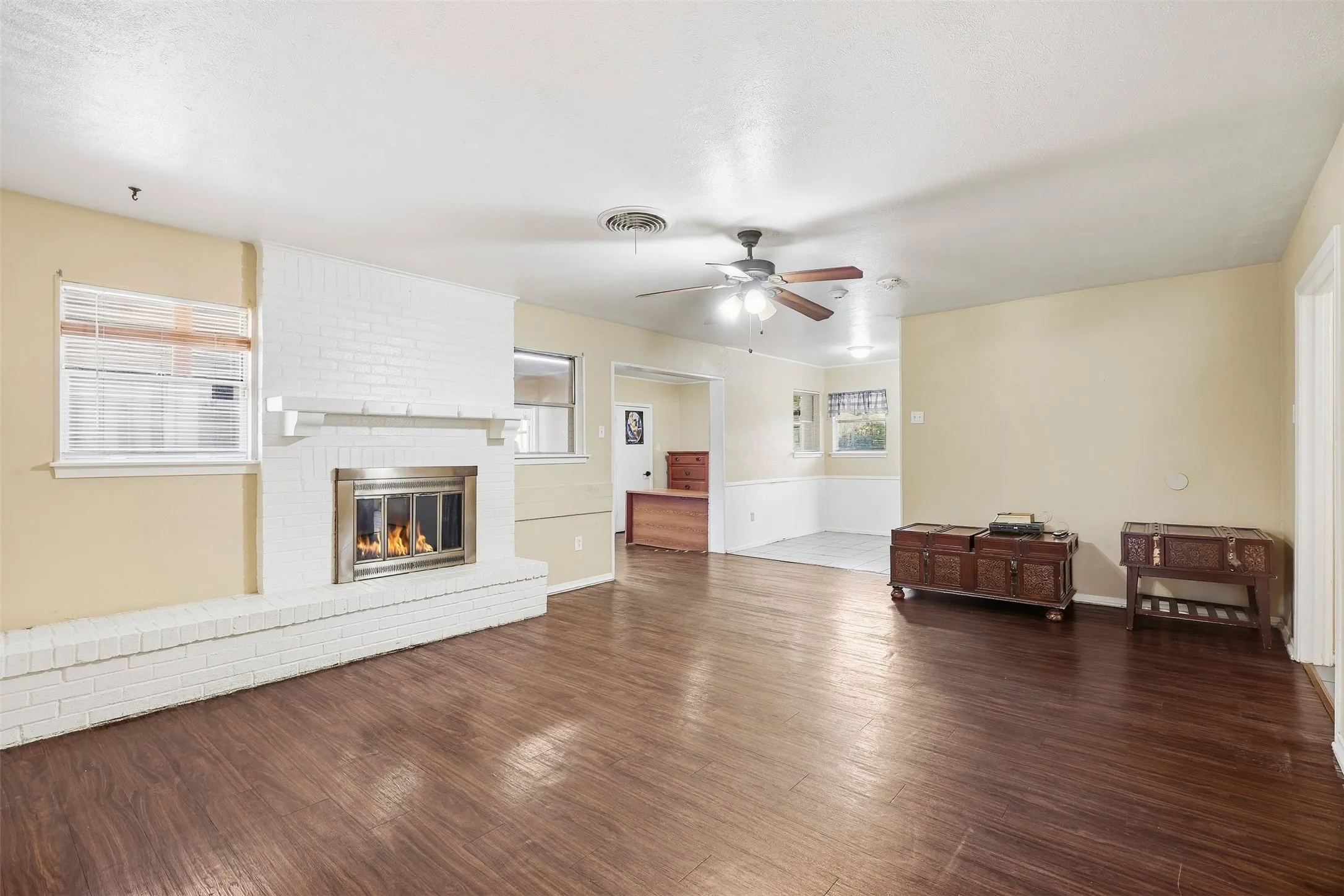 Single Family Residence For Sale in Tarrant County , 5682 Worrell Drive, Fort Worth, Texas 76133, 4 Bedroom, 2 Bathroom, Garage spaces, 1,773 Sqft, built in 1962, mls#21389485, Real Estate Agent in Fort Worth, Homes For Sale in Tarrant county, Homes For Sale in Fort Worth, Realtor in Fort Worth Texas, Real Estate Brokerage Independent Realty Texas, Luminita Cordes Realtor