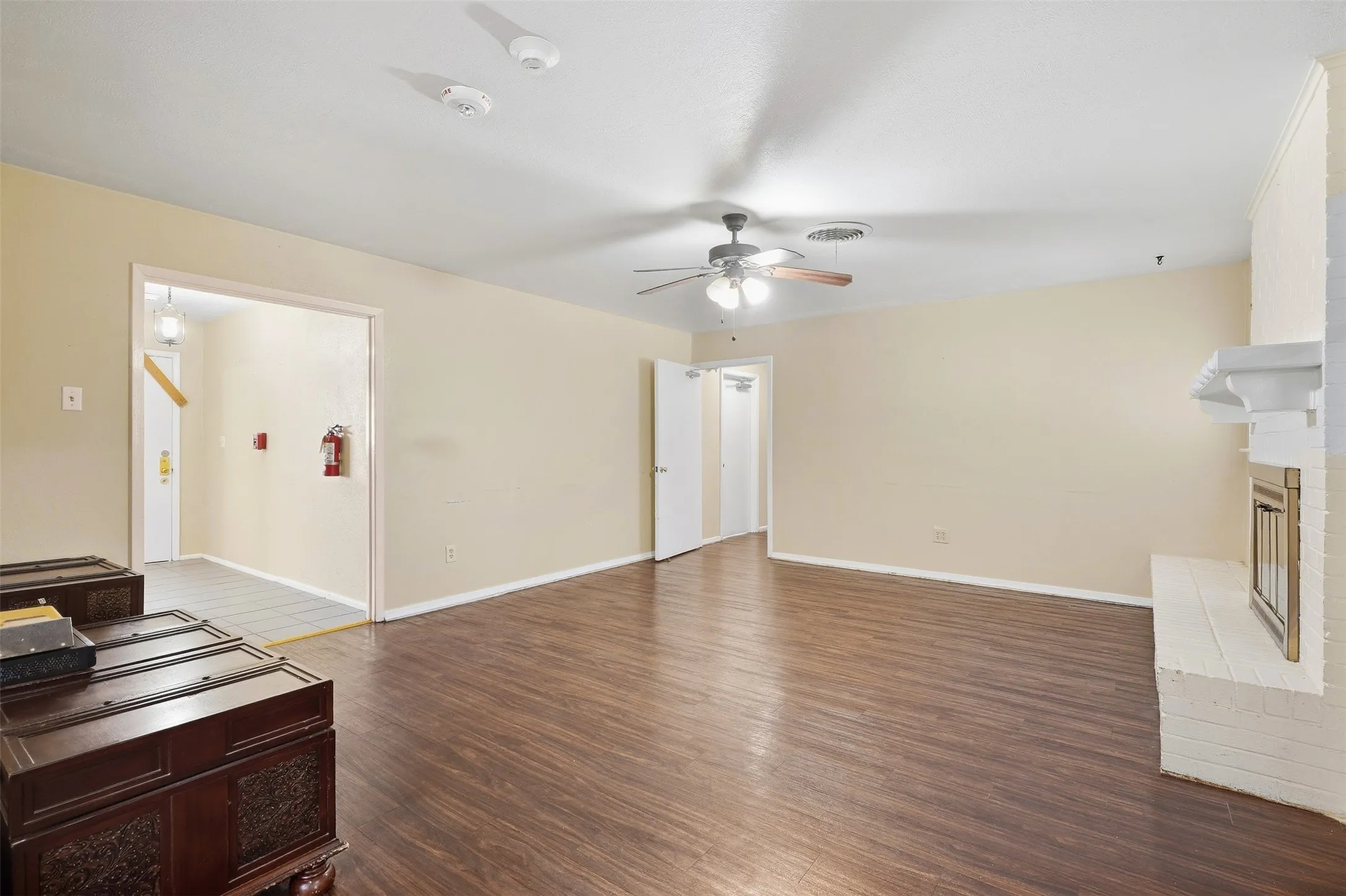 Single Family Residence For Sale in Tarrant County , 5682 Worrell Drive, Fort Worth, Texas 76133, 4 Bedroom, 2 Bathroom, Garage spaces, 1,773 Sqft, built in 1962, mls#21389485, Real Estate Agent in Fort Worth, Homes For Sale in Tarrant county, Homes For Sale in Fort Worth, Realtor in Fort Worth Texas, Real Estate Brokerage Independent Realty Texas, Luminita Cordes Realtor