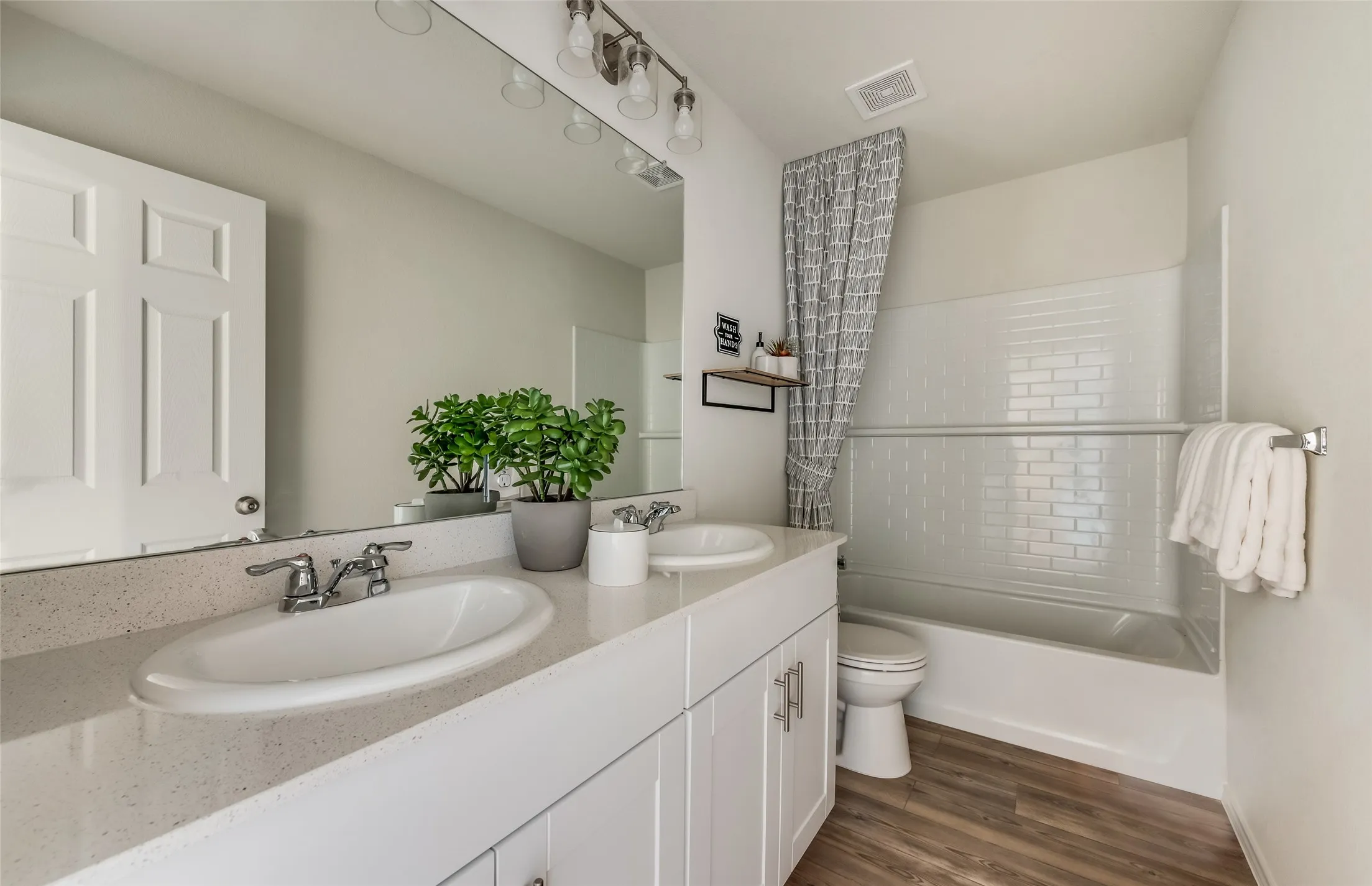 *Model Representation - Spacious secondary bathroom