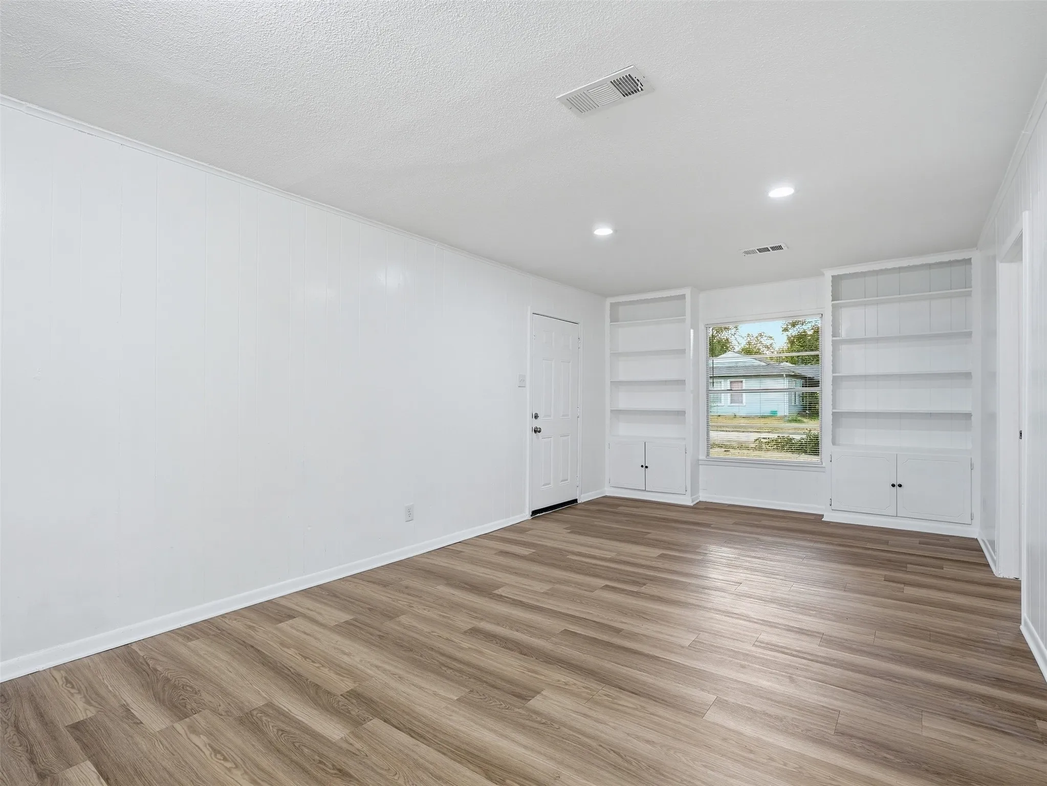 Single Family Residence For Rent in Dallas County , 1520 S 3rd Street, Garland, Texas 75040, 3 Bedroom, 1 Bathroom, Garage spaces, 1,033 Sqft, built in 1952, mls#21394397, Real Estate Agent in Garland, Homes For Rent in Dallas county, Homes For Rent in Garland, Realtor in Garland Texas, Real Estate Brokerage Independent Realty Texas, Luminita Cordes Realtor