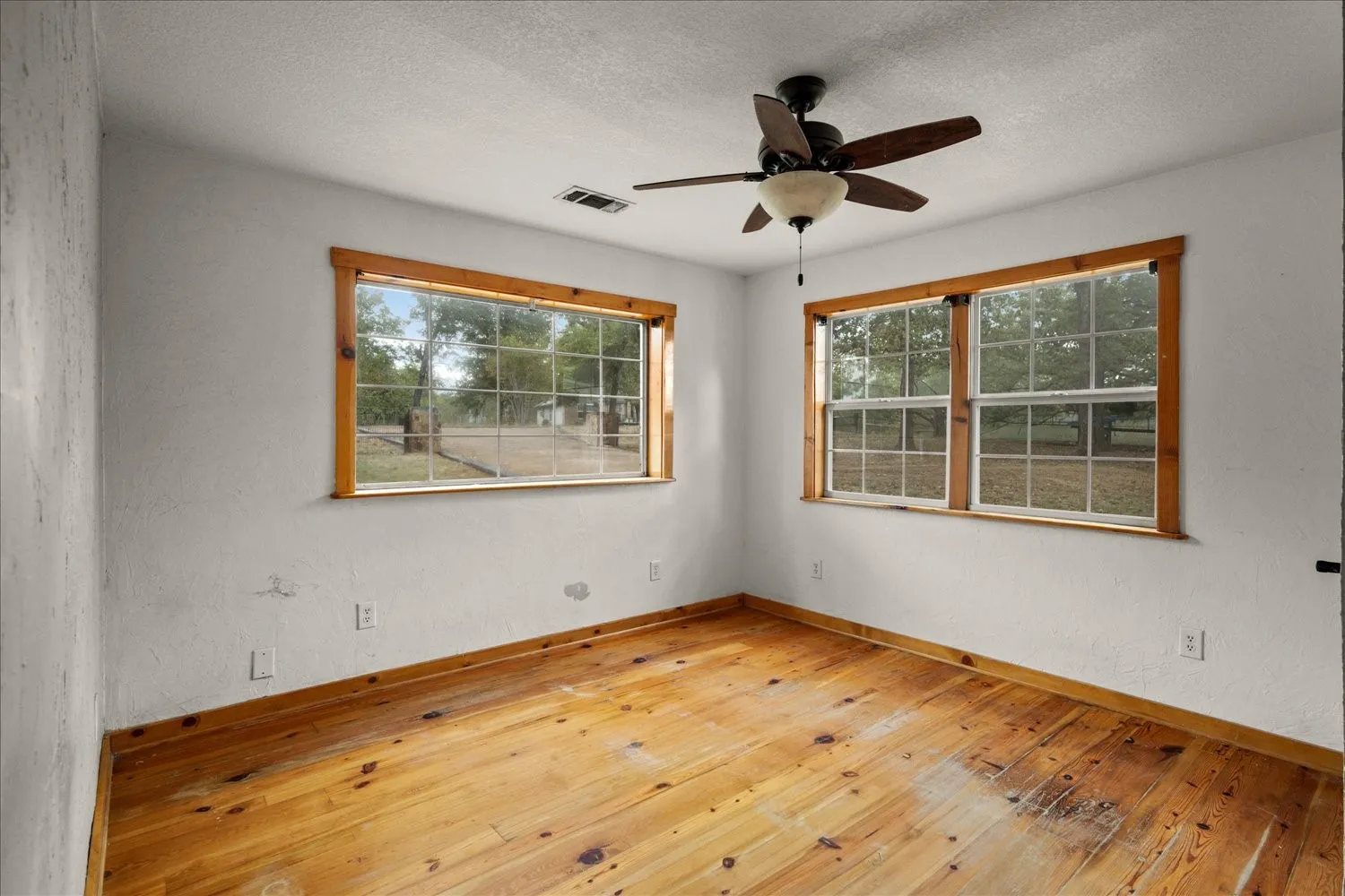 Single Family Residence For Sale in Henderson County , 5650 Point Lavista, Malakoff, Texas 75148, 3 Bedroom, 2 Bathroom, Garage spaces, 1,003 Sqft, built in 2005, mls#21394173, Real Estate Agent in Malakoff, Homes For Sale in Henderson county, Homes For Sale in Malakoff, Realtor in Malakoff Texas, Real Estate Brokerage Independent Realty Texas, Luminita Cordes Realtor
