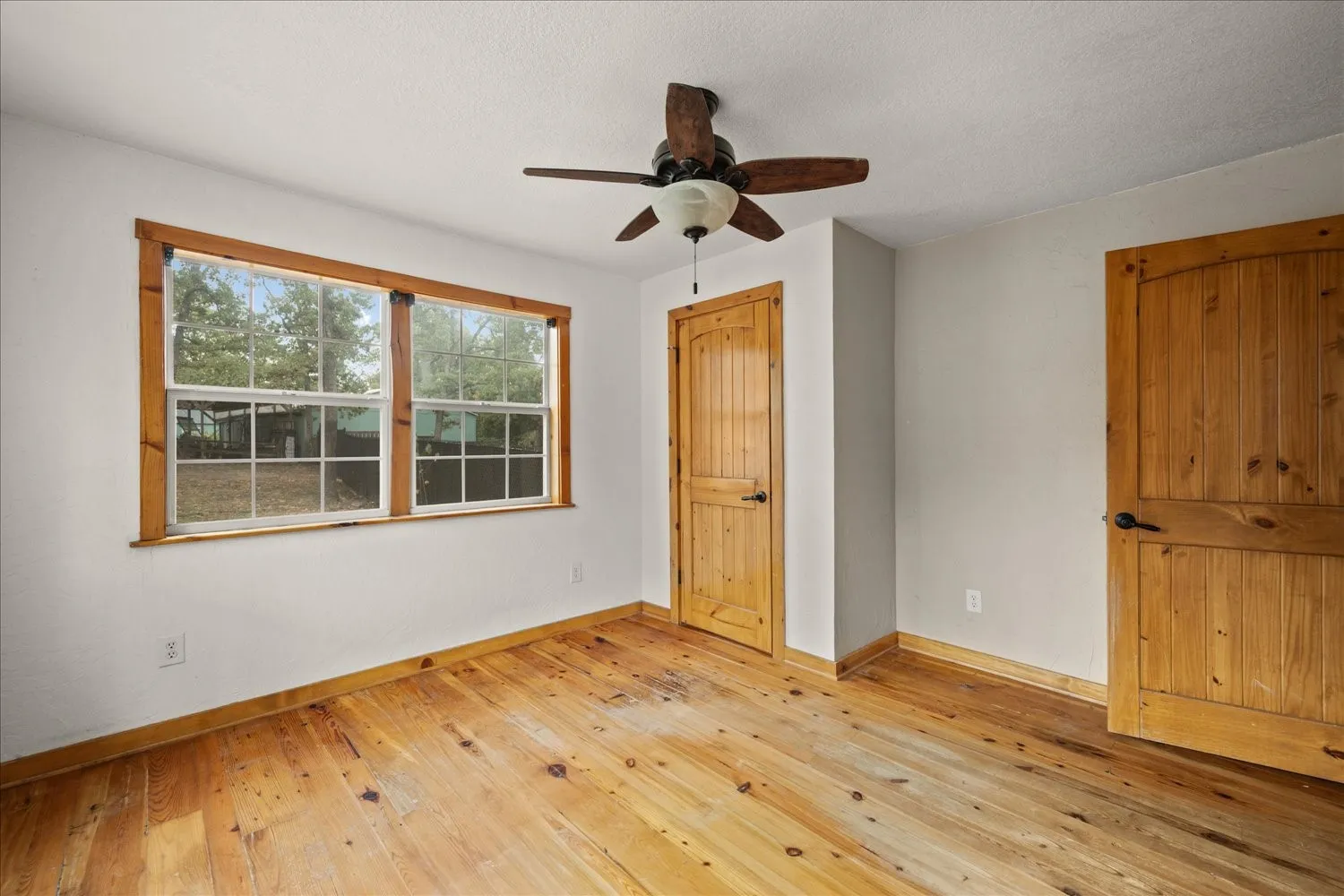 Single Family Residence For Sale in Henderson County , 5650 Point Lavista, Malakoff, Texas 75148, 3 Bedroom, 2 Bathroom, Garage spaces, 1,003 Sqft, built in 2005, mls#21394173, Real Estate Agent in Malakoff, Homes For Sale in Henderson county, Homes For Sale in Malakoff, Realtor in Malakoff Texas, Real Estate Brokerage Independent Realty Texas, Luminita Cordes Realtor