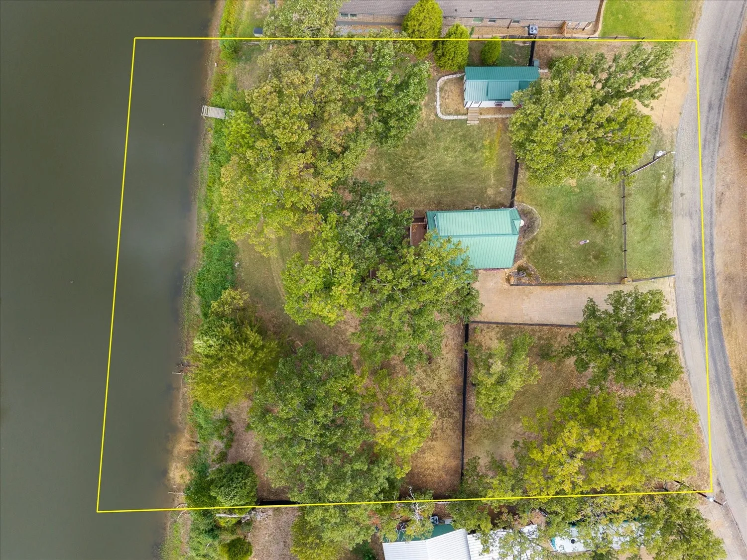 Single Family Residence For Sale in Henderson County , 5650 Point Lavista, Malakoff, Texas 75148, 3 Bedroom, 2 Bathroom, Garage spaces, 1,003 Sqft, built in 2005, mls#21394173, Real Estate Agent in Malakoff, Homes For Sale in Henderson county, Homes For Sale in Malakoff, Realtor in Malakoff Texas, Real Estate Brokerage Independent Realty Texas, Luminita Cordes Realtor