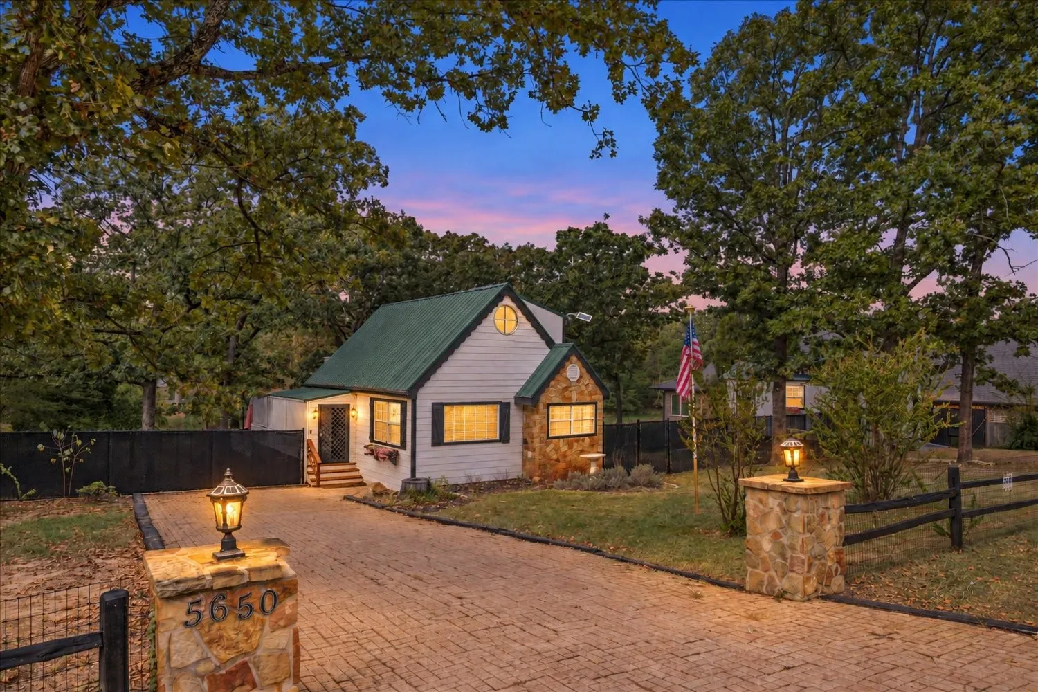 Single Family Residence For Sale in Henderson County , 5650 Point Lavista, Malakoff, Texas 75148, 3 Bedroom, 2 Bathroom, Garage spaces, 1,003 Sqft, built in 2005, mls#21394173, Real Estate Agent in Malakoff, Homes For Sale in Henderson county, Homes For Sale in Malakoff, Realtor in Malakoff Texas, Real Estate Brokerage Independent Realty Texas, Luminita Cordes Realtor