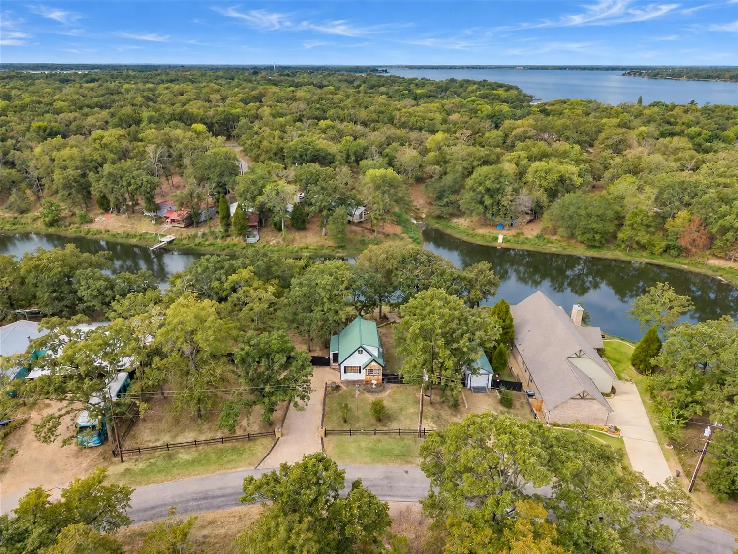 Single Family Residence For Sale in Henderson County , 5650 Point Lavista, Malakoff, Texas 75148, 3 Bedroom, 2 Bathroom, Garage spaces, 1,003 Sqft, built in 2005, mls#21394173, Real Estate Agent in Malakoff, Homes For Sale in Henderson county, Homes For Sale in Malakoff, Realtor in Malakoff Texas, Real Estate Brokerage Independent Realty Texas, Luminita Cordes Realtor
