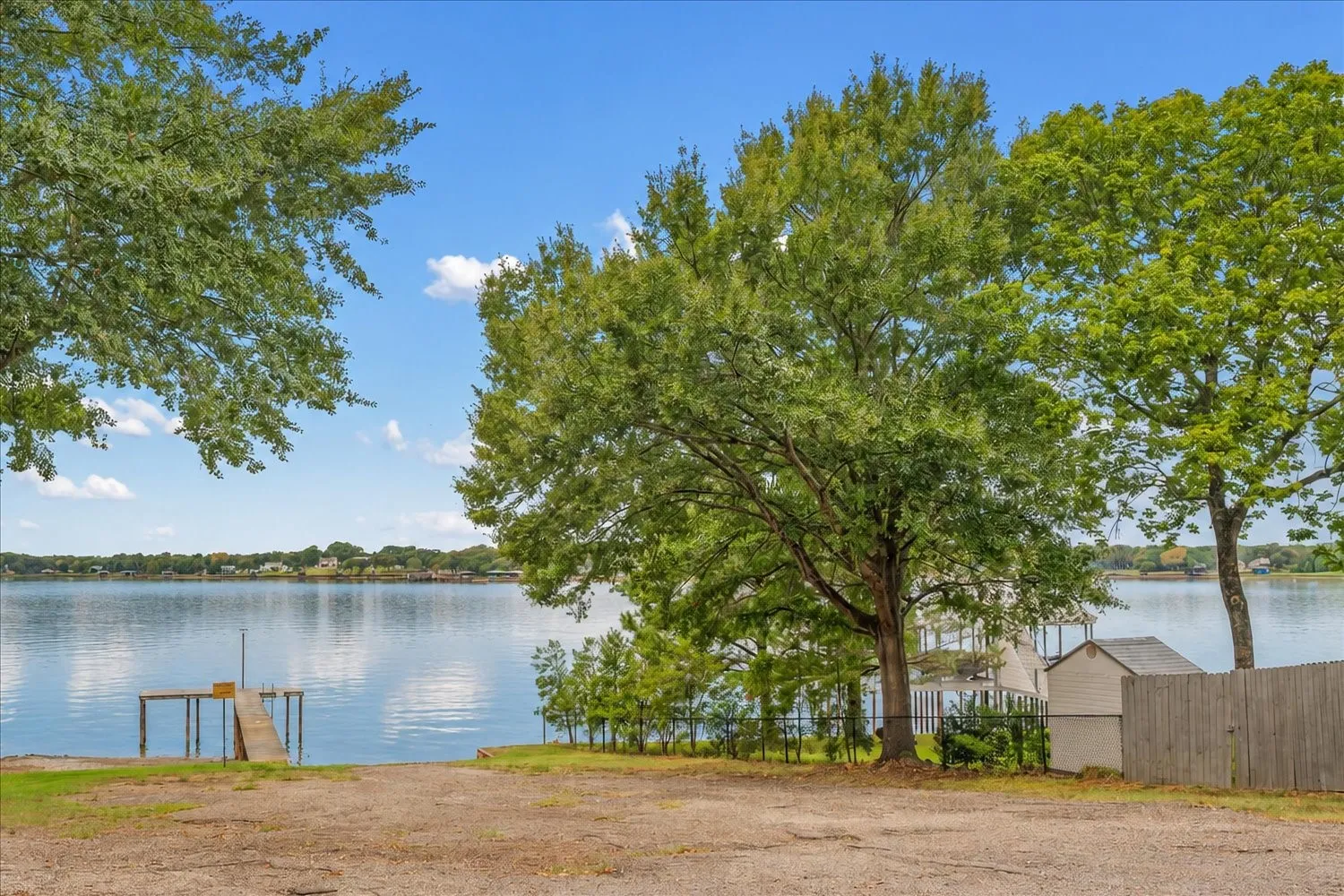 Single Family Residence For Sale in Henderson County , 5650 Point Lavista, Malakoff, Texas 75148, 3 Bedroom, 2 Bathroom, Garage spaces, 1,003 Sqft, built in 2005, mls#21394173, Real Estate Agent in Malakoff, Homes For Sale in Henderson county, Homes For Sale in Malakoff, Realtor in Malakoff Texas, Real Estate Brokerage Independent Realty Texas, Luminita Cordes Realtor
