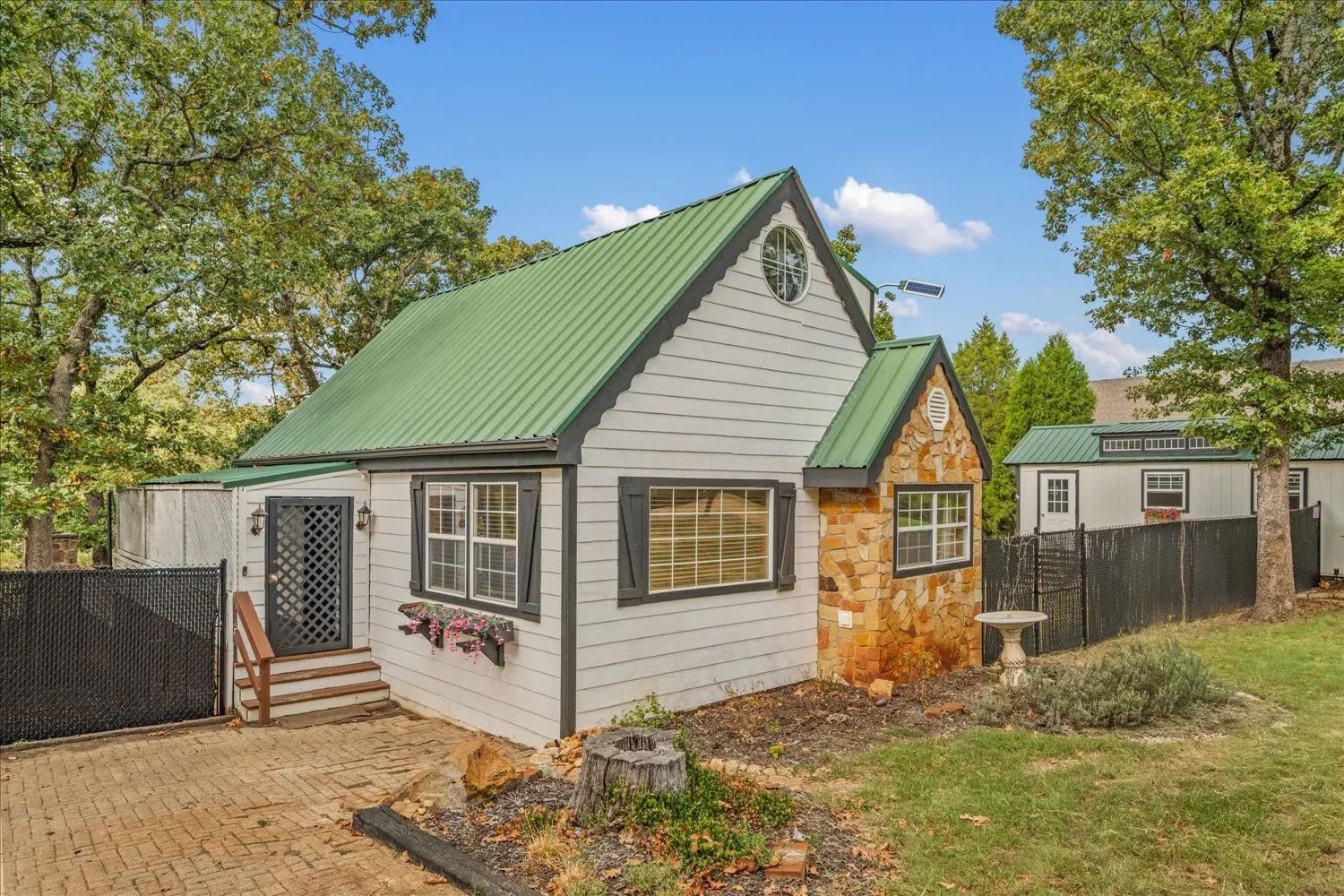 Single Family Residence For Sale in Henderson County , 5650 Point Lavista, Malakoff, Texas 75148, 3 Bedroom, 2 Bathroom, Garage spaces, 1,003 Sqft, built in 2005, mls#21394173, Real Estate Agent in Malakoff, Homes For Sale in Henderson county, Homes For Sale in Malakoff, Realtor in Malakoff Texas, Real Estate Brokerage Independent Realty Texas, Luminita Cordes Realtor