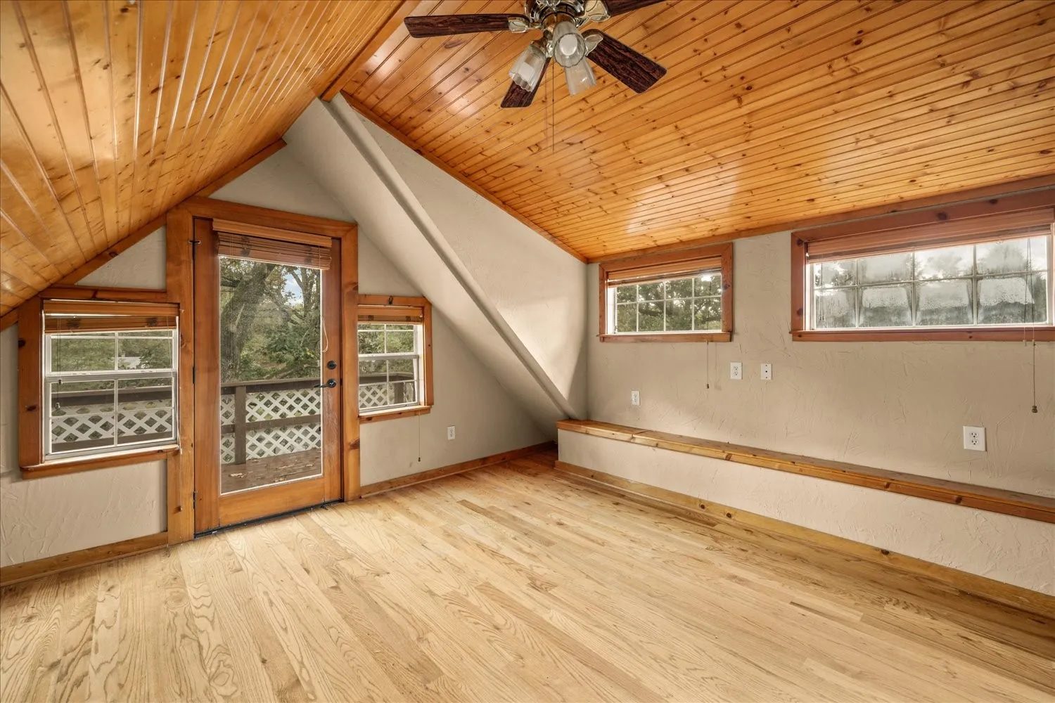 Single Family Residence For Sale in Henderson County , 5650 Point Lavista, Malakoff, Texas 75148, 3 Bedroom, 2 Bathroom, Garage spaces, 1,003 Sqft, built in 2005, mls#21394173, Real Estate Agent in Malakoff, Homes For Sale in Henderson county, Homes For Sale in Malakoff, Realtor in Malakoff Texas, Real Estate Brokerage Independent Realty Texas, Luminita Cordes Realtor