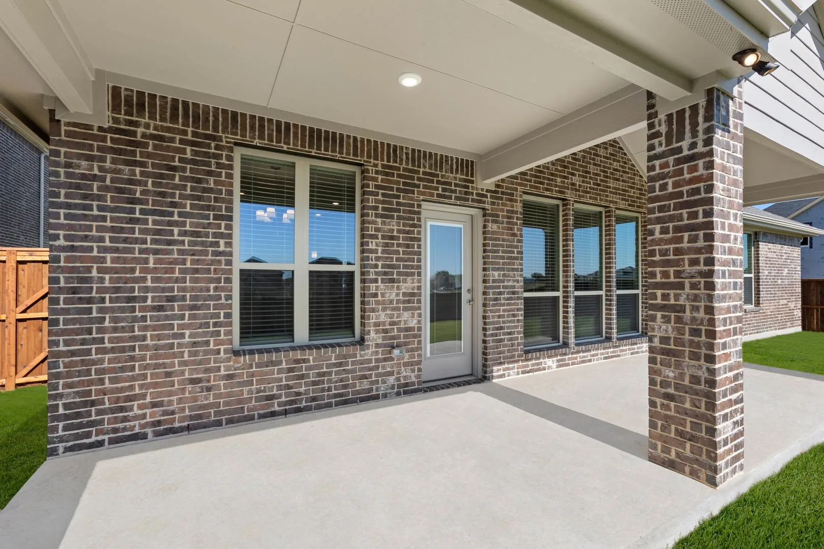 4348 Noble-Patio-1