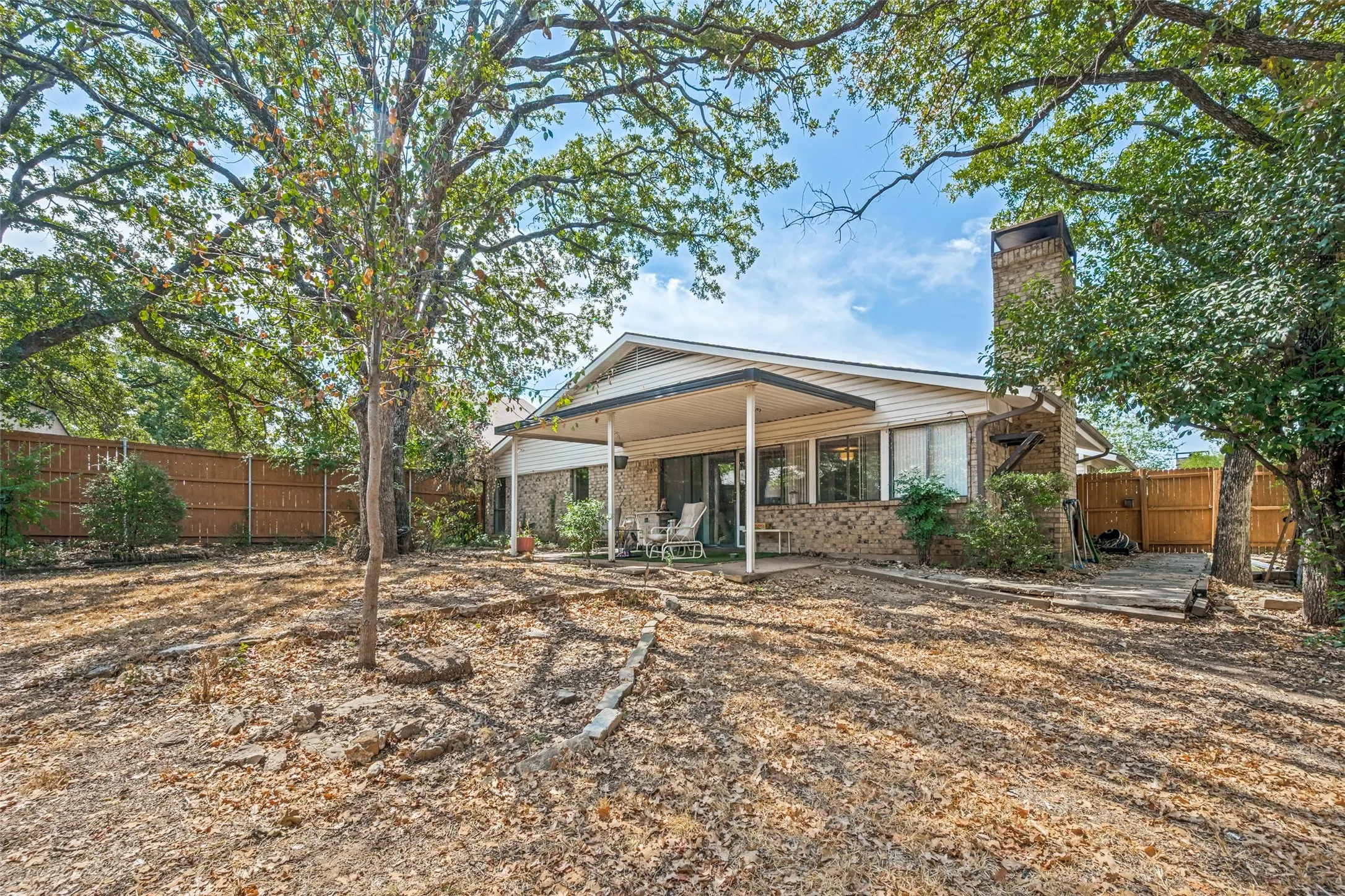 Single Family Residence For Sale in Tarrant County , 4237 Glen Springs Drive, Arlington, Texas 76016, 4 Bedroom, 2 Bathroom, 2 Garage spaces, 2,031 Sqft, built in 1980, mls#21394225, Real Estate Agent in Arlington, Homes For Sale in Tarrant county, Homes For Sale in Arlington, Realtor in Arlington Texas, Real Estate Brokerage Independent Realty Texas, Luminita Cordes Realtor