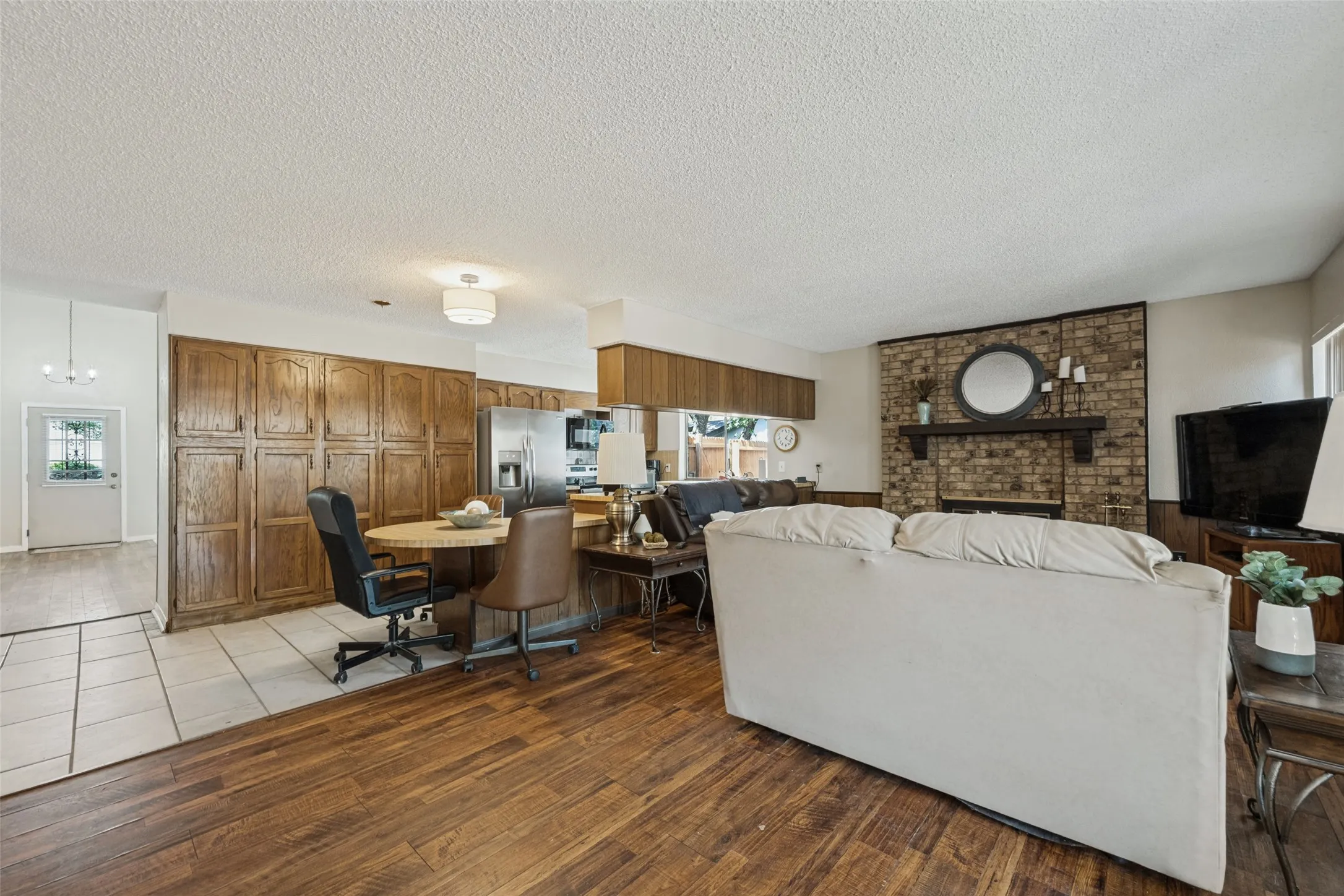 Single Family Residence For Sale in Tarrant County , 4237 Glen Springs Drive, Arlington, Texas 76016, 4 Bedroom, 2 Bathroom, 2 Garage spaces, 2,031 Sqft, built in 1980, mls#21394225, Real Estate Agent in Arlington, Homes For Sale in Tarrant county, Homes For Sale in Arlington, Realtor in Arlington Texas, Real Estate Brokerage Independent Realty Texas, Luminita Cordes Realtor