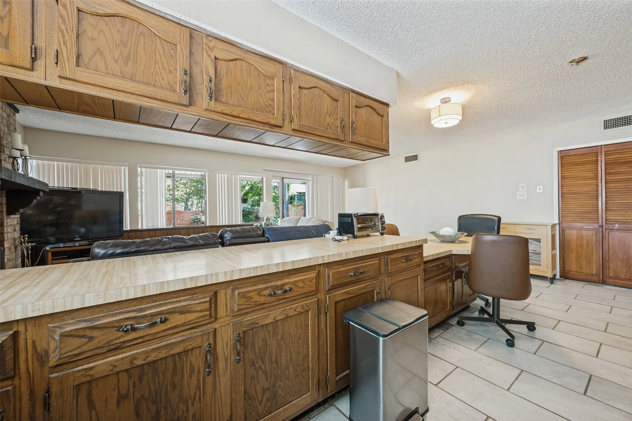 Single Family Residence For Sale in Tarrant County , 4237 Glen Springs Drive, Arlington, Texas 76016, 4 Bedroom, 2 Bathroom, 2 Garage spaces, 2,031 Sqft, built in 1980, mls#21394225, Real Estate Agent in Arlington, Homes For Sale in Tarrant county, Homes For Sale in Arlington, Realtor in Arlington Texas, Real Estate Brokerage Independent Realty Texas, Luminita Cordes Realtor