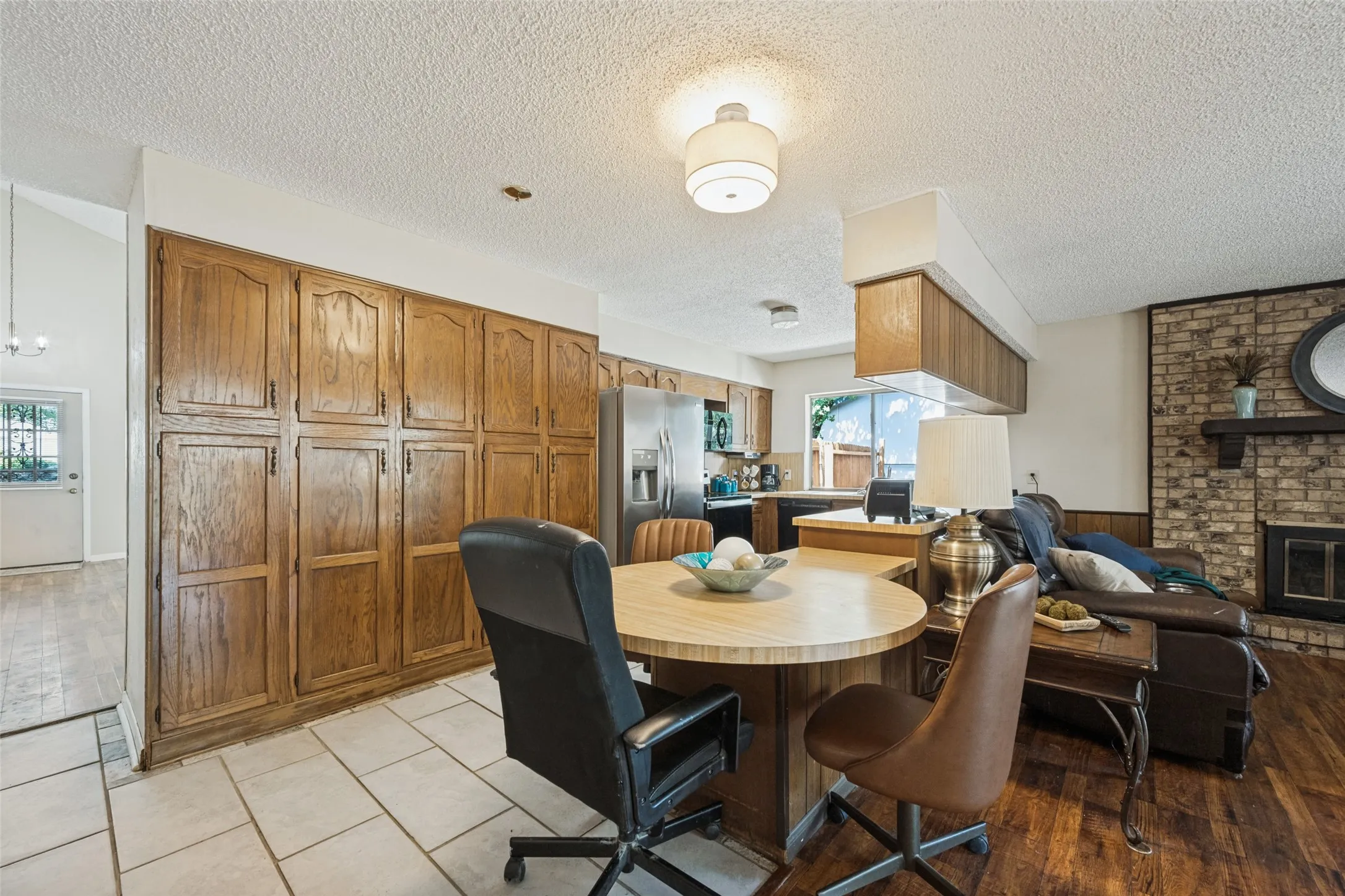 Single Family Residence For Sale in Tarrant County , 4237 Glen Springs Drive, Arlington, Texas 76016, 4 Bedroom, 2 Bathroom, 2 Garage spaces, 2,031 Sqft, built in 1980, mls#21394225, Real Estate Agent in Arlington, Homes For Sale in Tarrant county, Homes For Sale in Arlington, Realtor in Arlington Texas, Real Estate Brokerage Independent Realty Texas, Luminita Cordes Realtor