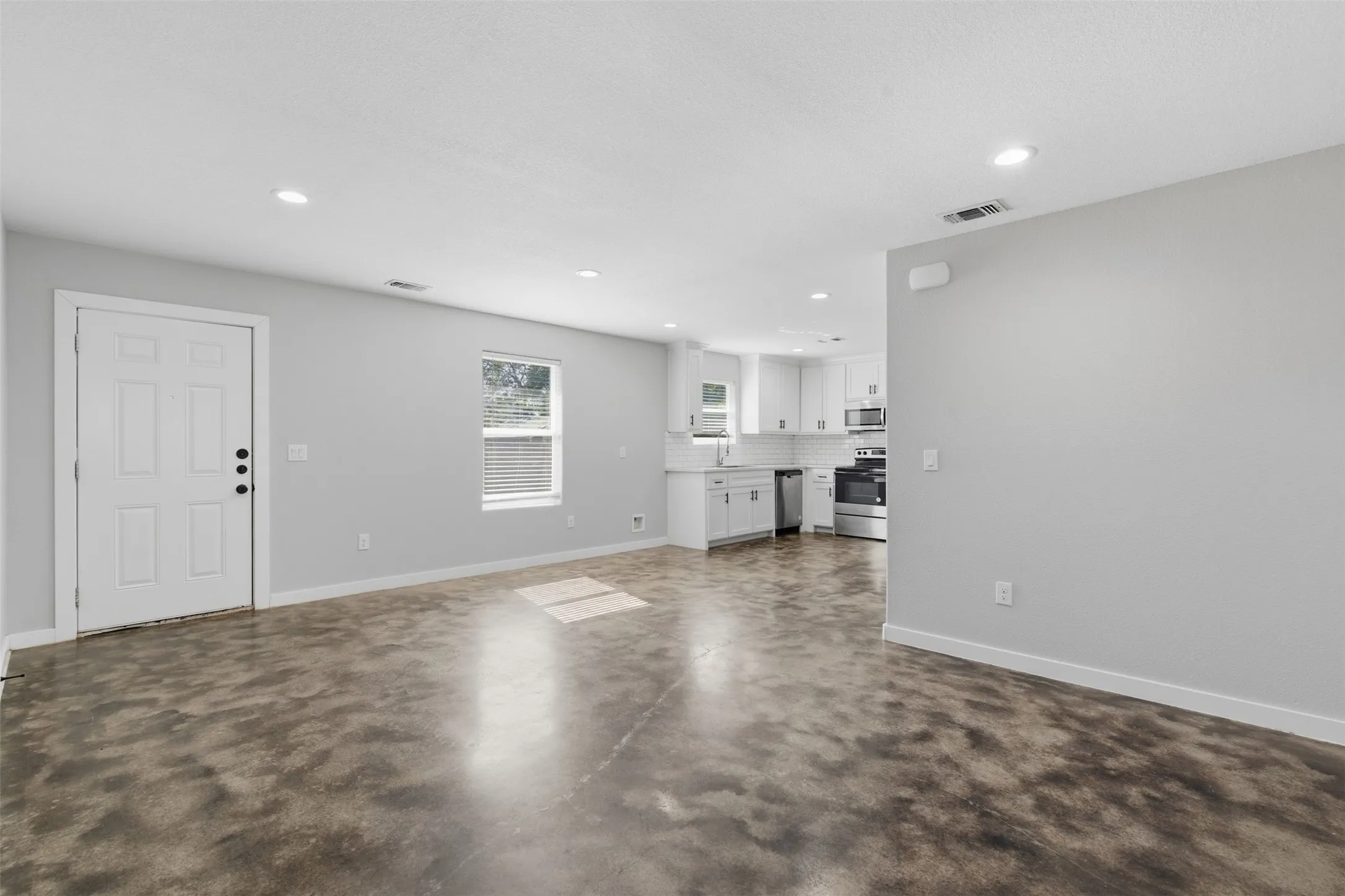Single Family Residence For Rent in Grayson County , 612 W Coffin Street, Denison, Texas 75020, 3 Bedroom, 2 Bathroom, 2 Garage spaces, 1,296 Sqft, built in 2023, mls#21394412, Real Estate Agent in Denison, Homes For Rent in Grayson county, Homes For Rent in Denison, Realtor in Denison Texas, Real Estate Brokerage Independent Realty Texas, Luminita Cordes Realtor