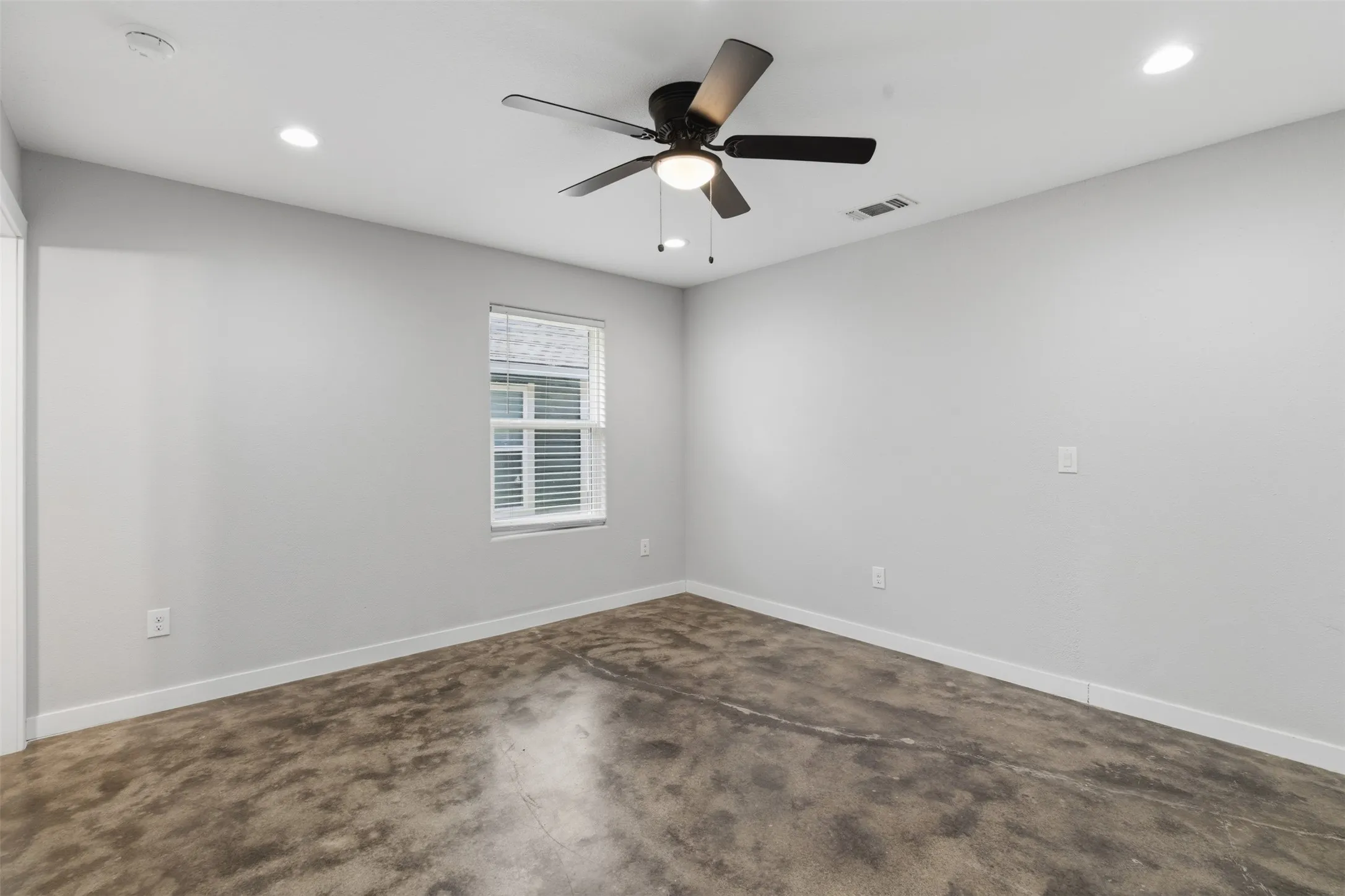 Single Family Residence For Rent in Grayson County , 612 W Coffin Street, Denison, Texas 75020, 3 Bedroom, 2 Bathroom, 2 Garage spaces, 1,296 Sqft, built in 2023, mls#21394412, Real Estate Agent in Denison, Homes For Rent in Grayson county, Homes For Rent in Denison, Realtor in Denison Texas, Real Estate Brokerage Independent Realty Texas, Luminita Cordes Realtor